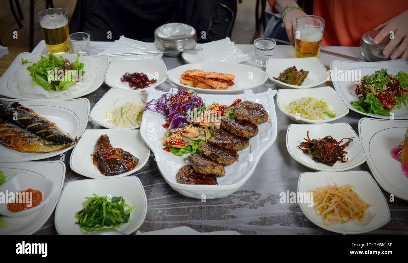 Delizioso cibo coreano a Nagan-myeon, Naganeupseong, Suncheon, provincia di Jeollanamdo, Corea del Sud. Foto Stock