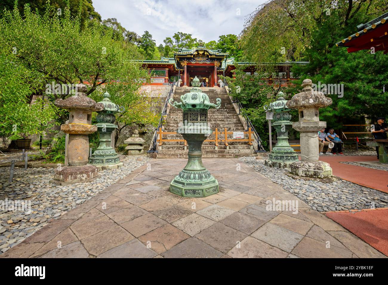 Passi che portano al Santuario Kunozan Toshogu dedicato al Tokugawa Ieyasu a Shizuoka, Giappone, il 25 settembre 2024 Foto Stock