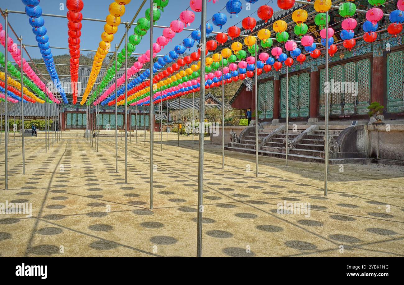 Tempio buddista zen Songgwangsa, fondato nel 867. Si trova nella provincia di Jeolla, Corea del Sud. Il giorno del compleanno di Buddha. Foto Stock