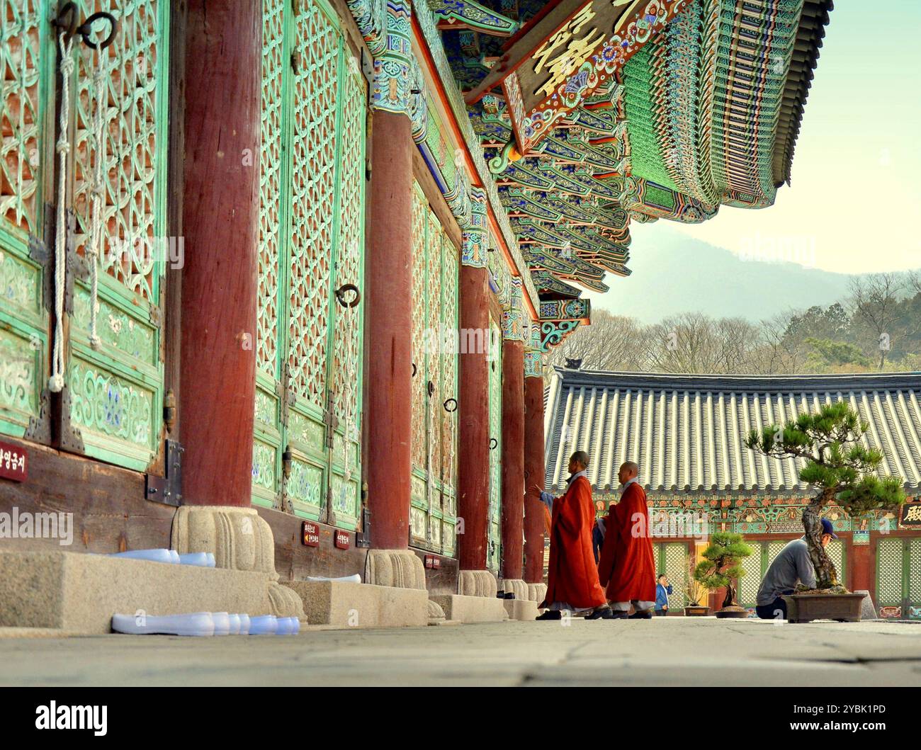 Monaci nel tempio buddista zen Songgwangsa fondato nel 867. Si trova nella provincia di Jeolla, Corea del Sud. Foto Stock