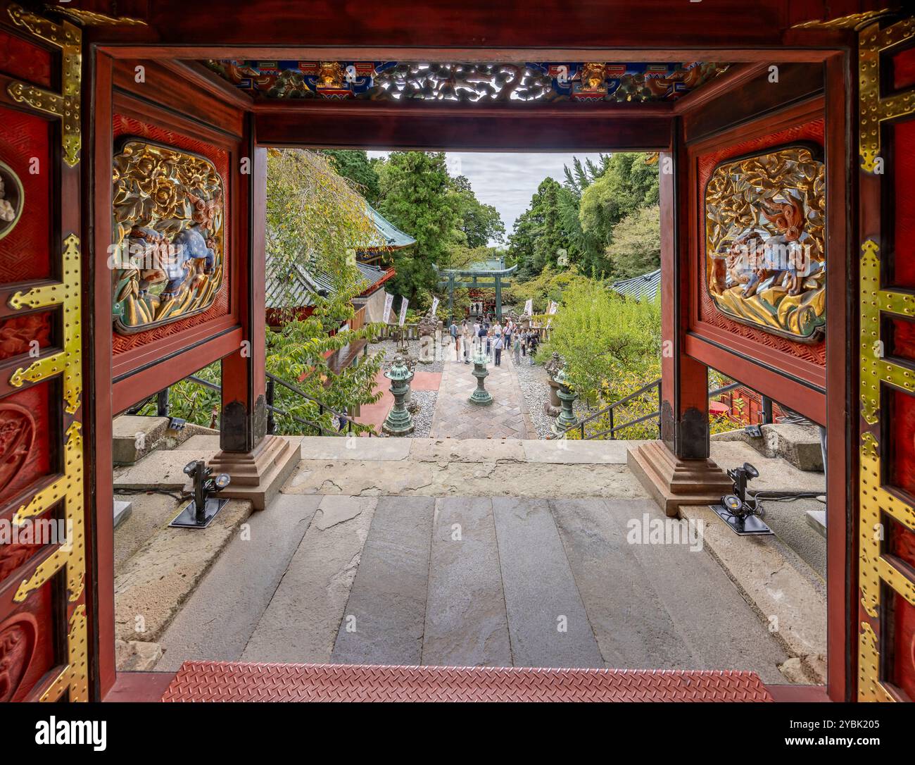 Vista incorniciata della porta Torii e a pochi passi dal Santuario Kunozan Toshogu dedicato al Tokugawa Ieyasu a Shizuoka, Giappone, il 25 settembre 2024 Foto Stock