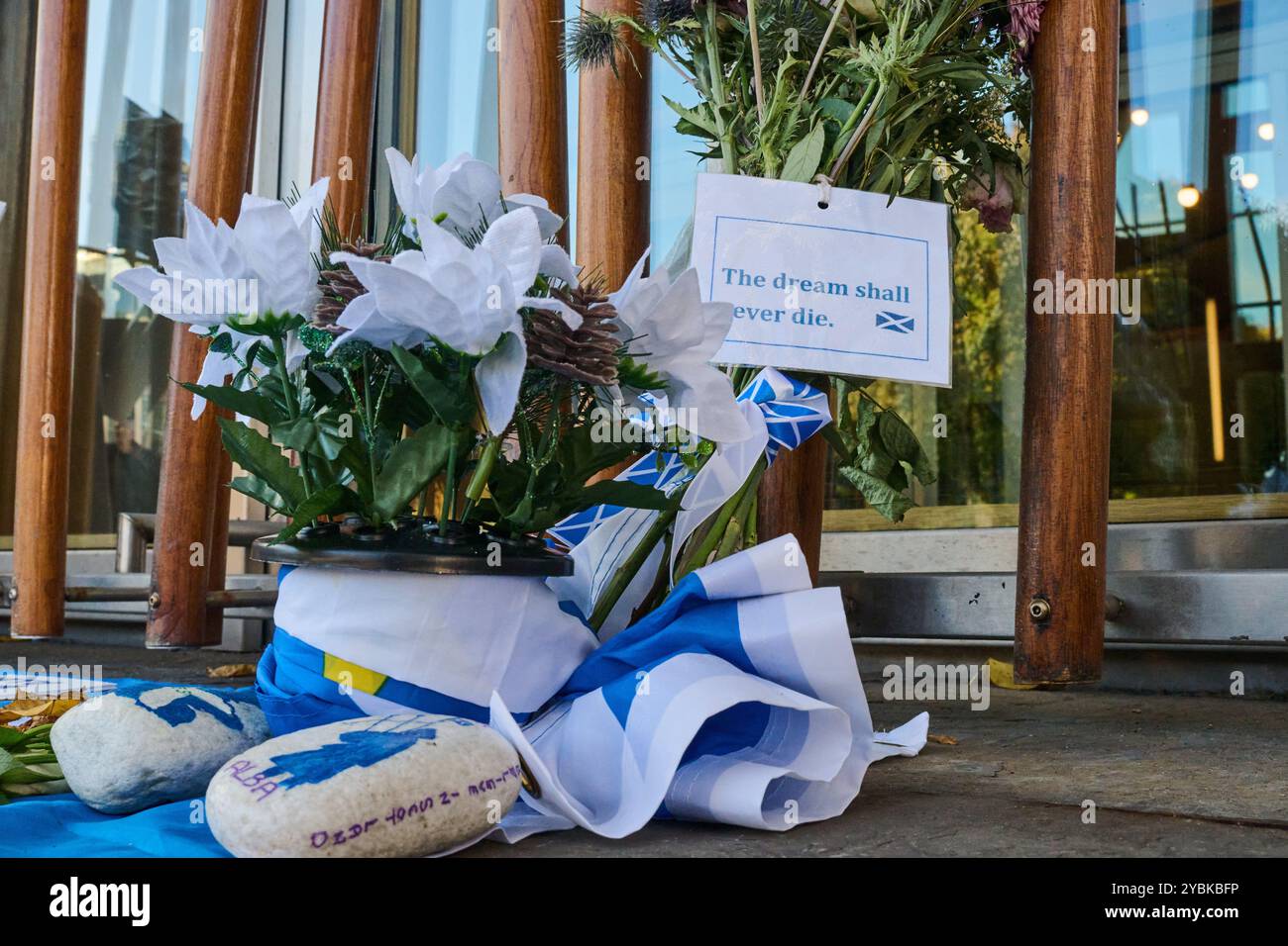 Edimburgo Scozia, Regno Unito 19 ottobre 2024. Tributi lasciati fuori dal Parlamento scozzese dopo la morte dell'ex primo ministro Alex Salmond, accreditano notizie sst/alamy in diretta Foto Stock