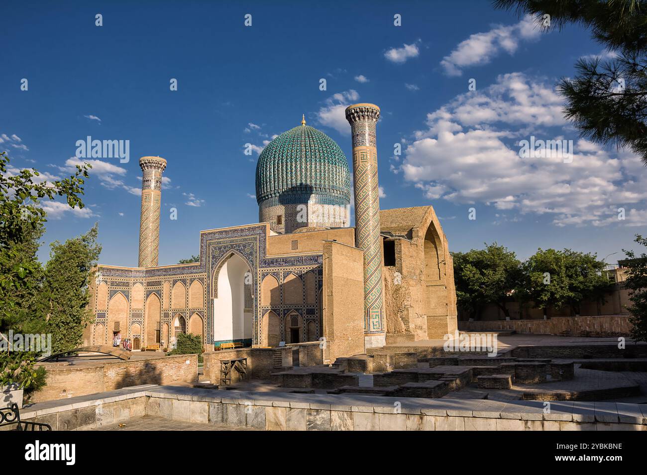 Portale e cupola del Mausoleo Gur Amir a Samarcanda - Uzbekistan Foto Stock