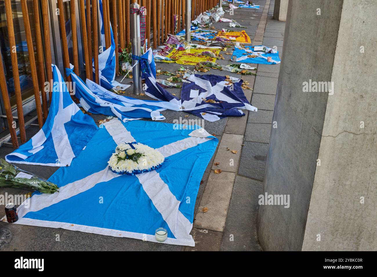 Edimburgo Scozia, Regno Unito 19 ottobre 2024. Tributi lasciati fuori dal Parlamento scozzese dopo la morte dell'ex primo ministro Alex Salmond, accreditano notizie sst/alamy in diretta Foto Stock