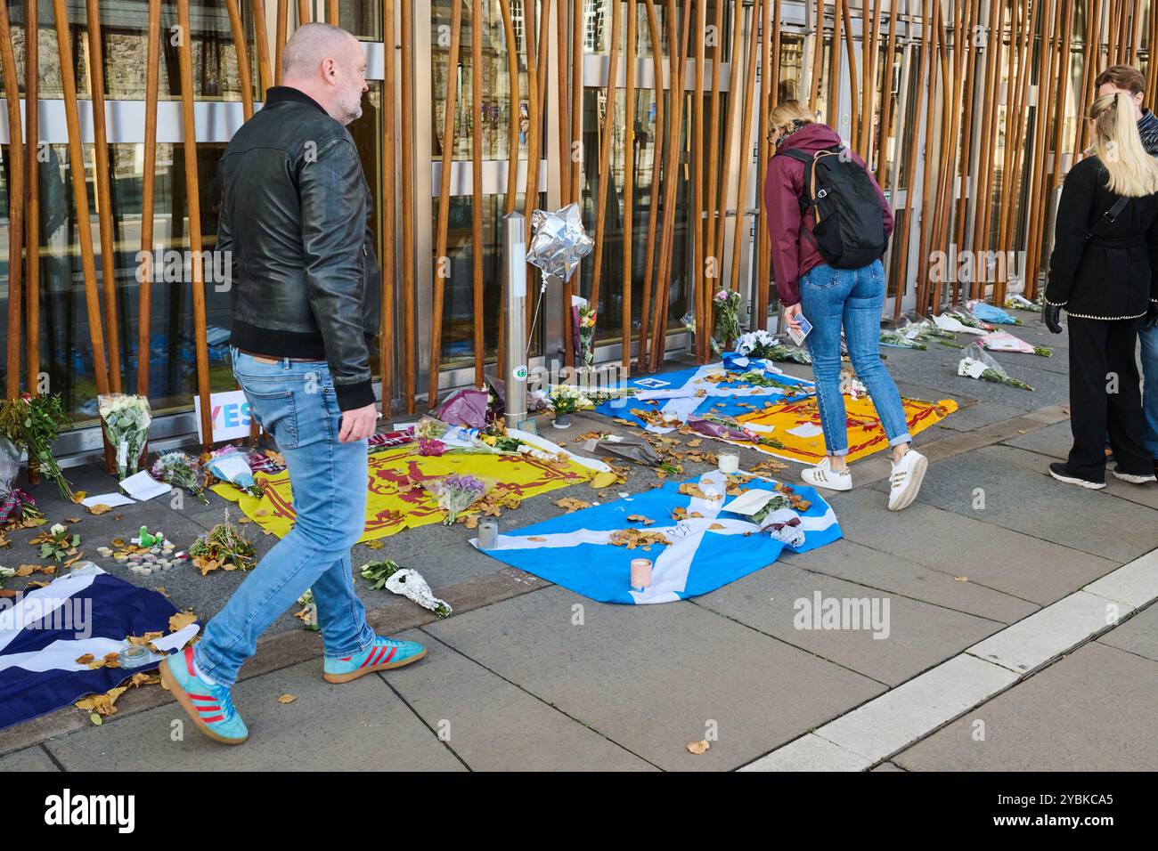 Edimburgo Scozia, Regno Unito 19 ottobre 2024. Tributi lasciati fuori dal Parlamento scozzese dopo la morte dell'ex primo ministro Alex Salmond, accreditano notizie sst/alamy in diretta Foto Stock