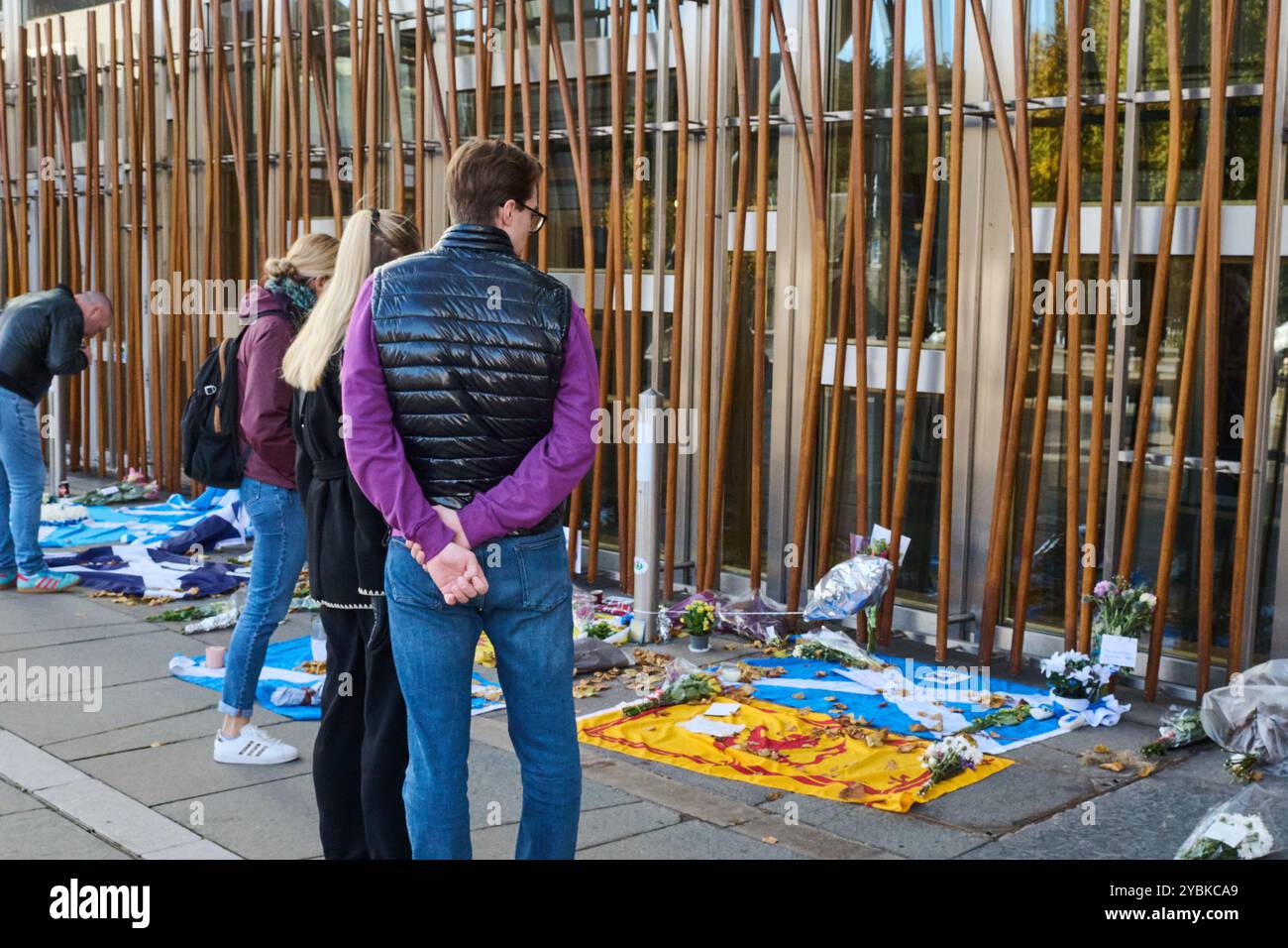 Edimburgo Scozia, Regno Unito 19 ottobre 2024. Tributi lasciati fuori dal Parlamento scozzese dopo la morte dell'ex primo ministro Alex Salmond, accreditano notizie sst/alamy in diretta Foto Stock