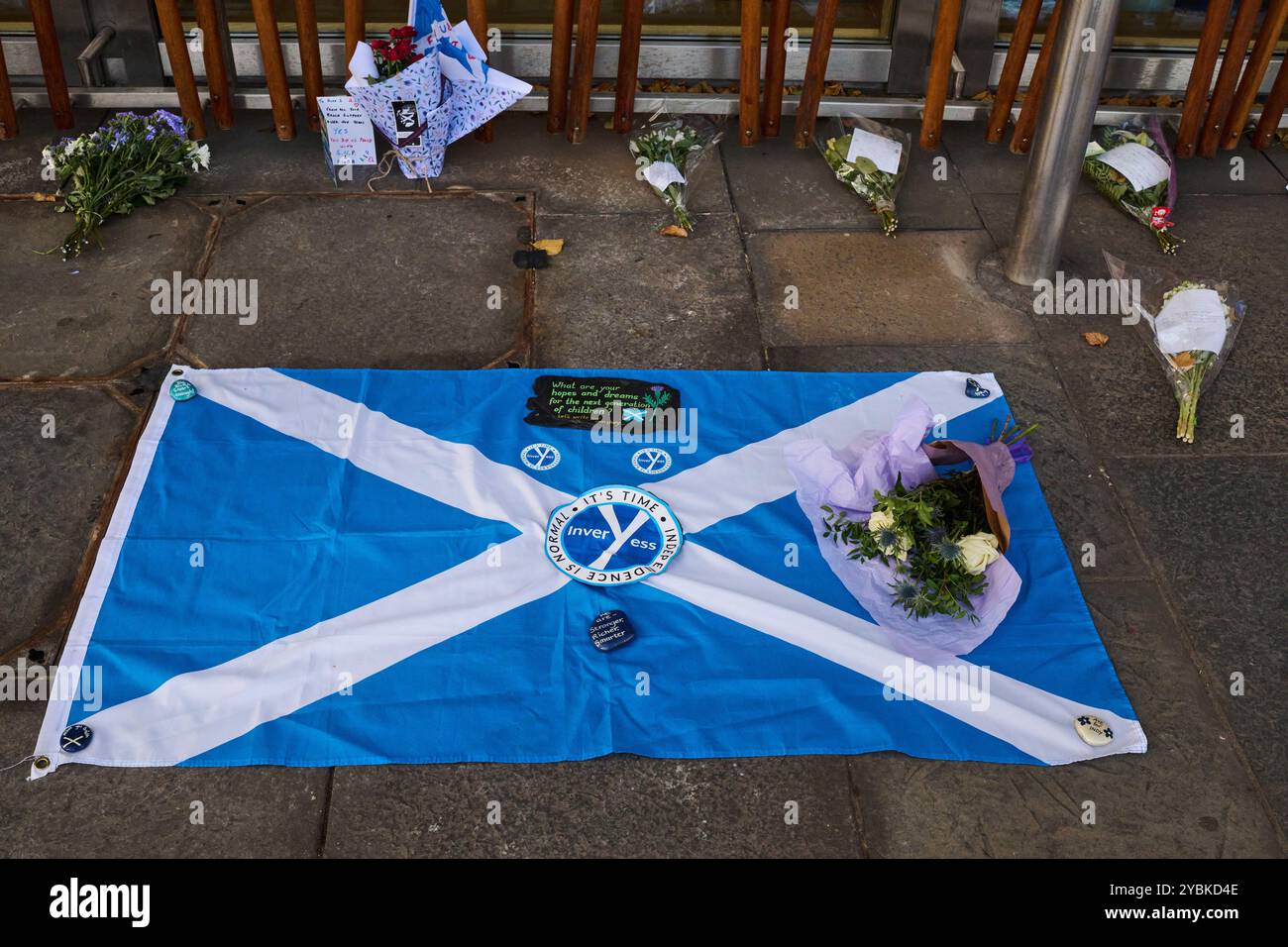Edimburgo Scozia, Regno Unito 19 ottobre 2024. Tributi lasciati fuori dal Parlamento scozzese dopo la morte dell'ex primo ministro Alex Salmond, accreditano notizie sst/alamy in diretta Foto Stock