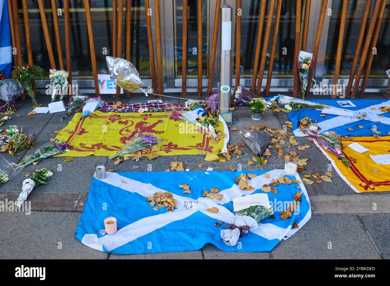 Edimburgo Scozia, Regno Unito 19 ottobre 2024. Tributi lasciati fuori dal Parlamento scozzese dopo la morte dell'ex primo ministro Alex Salmond, accreditano notizie sst/alamy in diretta Foto Stock