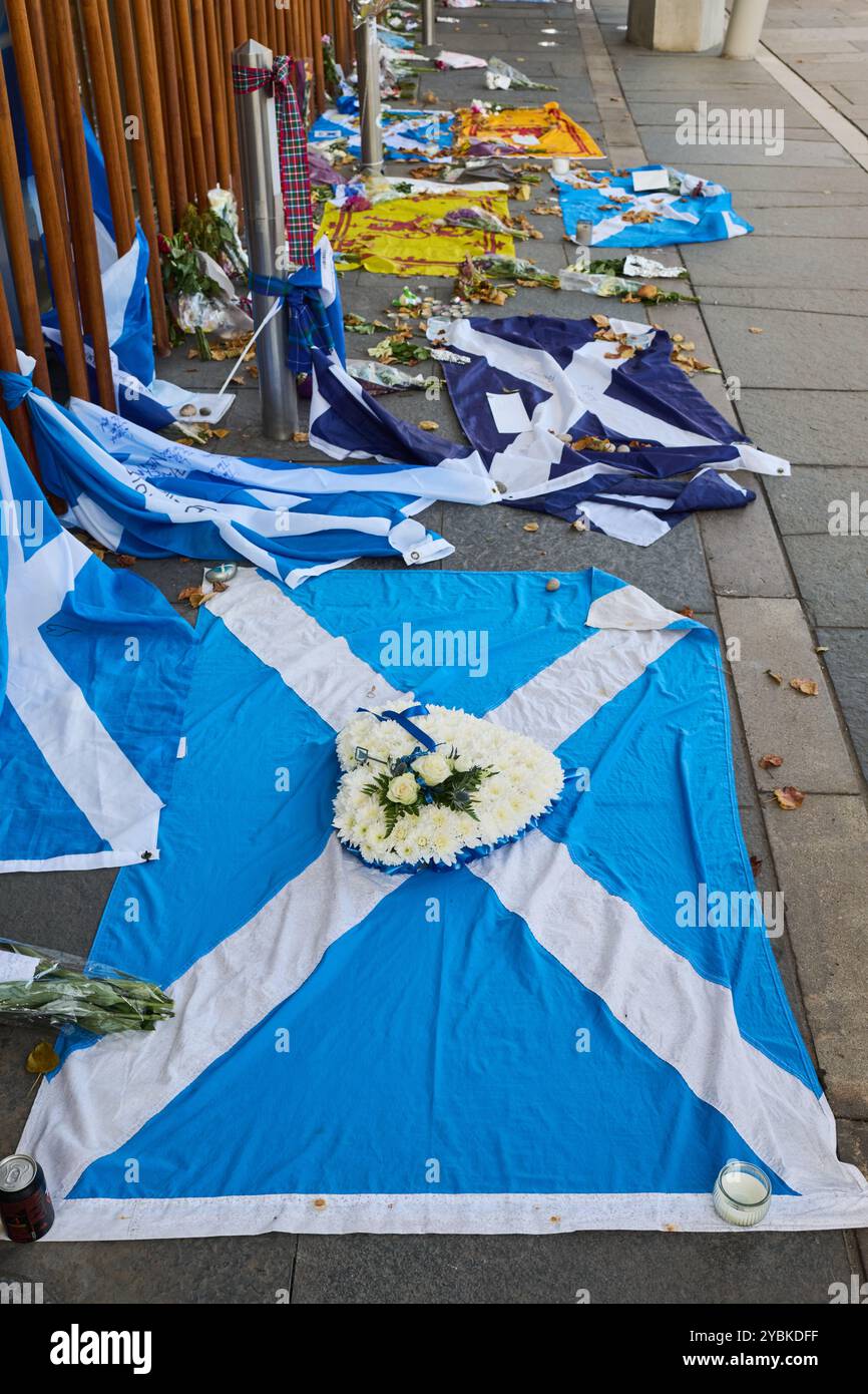 Edimburgo Scozia, Regno Unito 19 ottobre 2024. Tributi lasciati fuori dal Parlamento scozzese dopo la morte dell'ex primo ministro Alex Salmond, accreditano notizie sst/alamy in diretta Foto Stock