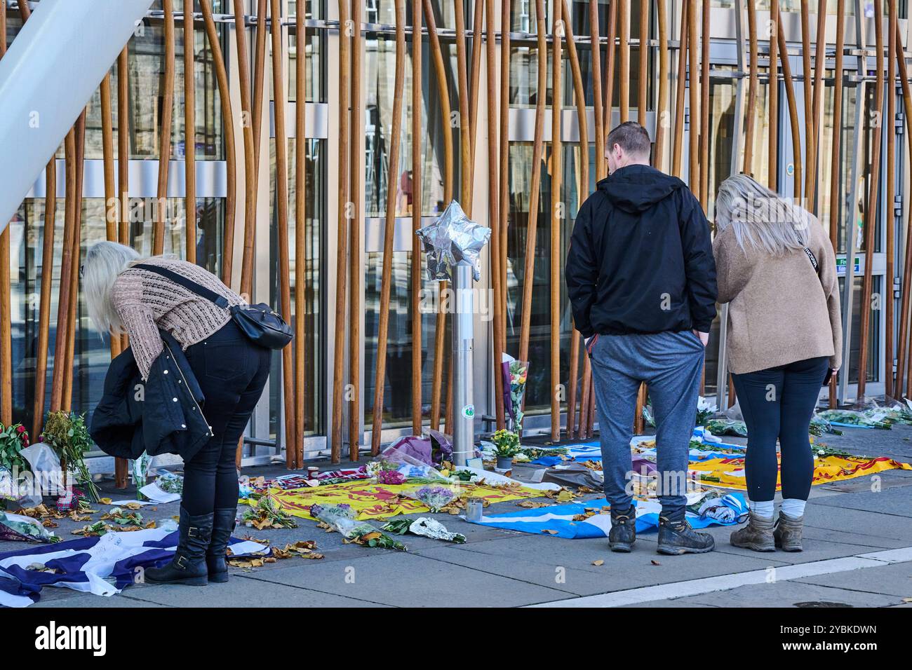 Edimburgo Scozia, Regno Unito 19 ottobre 2024. Tributi lasciati fuori dal Parlamento scozzese dopo la morte dell'ex primo ministro Alex Salmond, accreditano notizie sst/alamy in diretta Foto Stock
