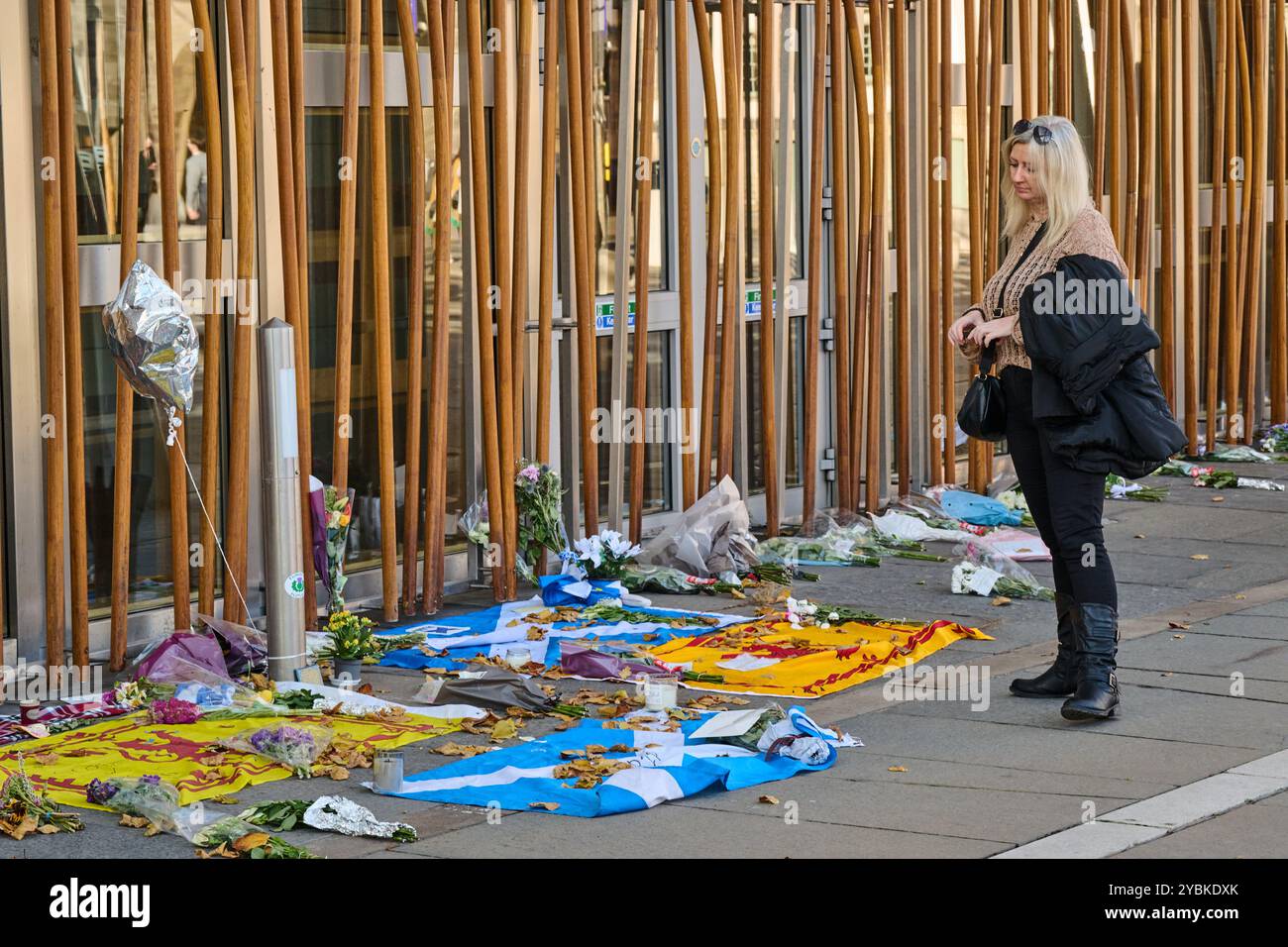 Edimburgo Scozia, Regno Unito 19 ottobre 2024. Tributi lasciati fuori dal Parlamento scozzese dopo la morte dell'ex primo ministro Alex Salmond, accreditano notizie sst/alamy in diretta Foto Stock