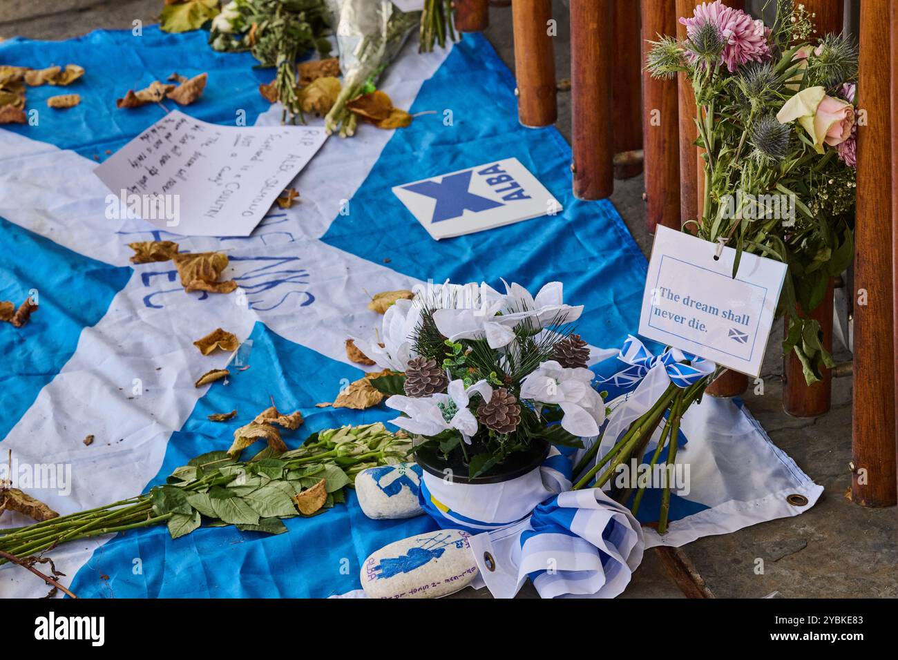 Edimburgo Scozia, Regno Unito 19 ottobre 2024. Tributi lasciati fuori dal Parlamento scozzese dopo la morte dell'ex primo ministro Alex Salmond, accreditano notizie sst/alamy in diretta Foto Stock