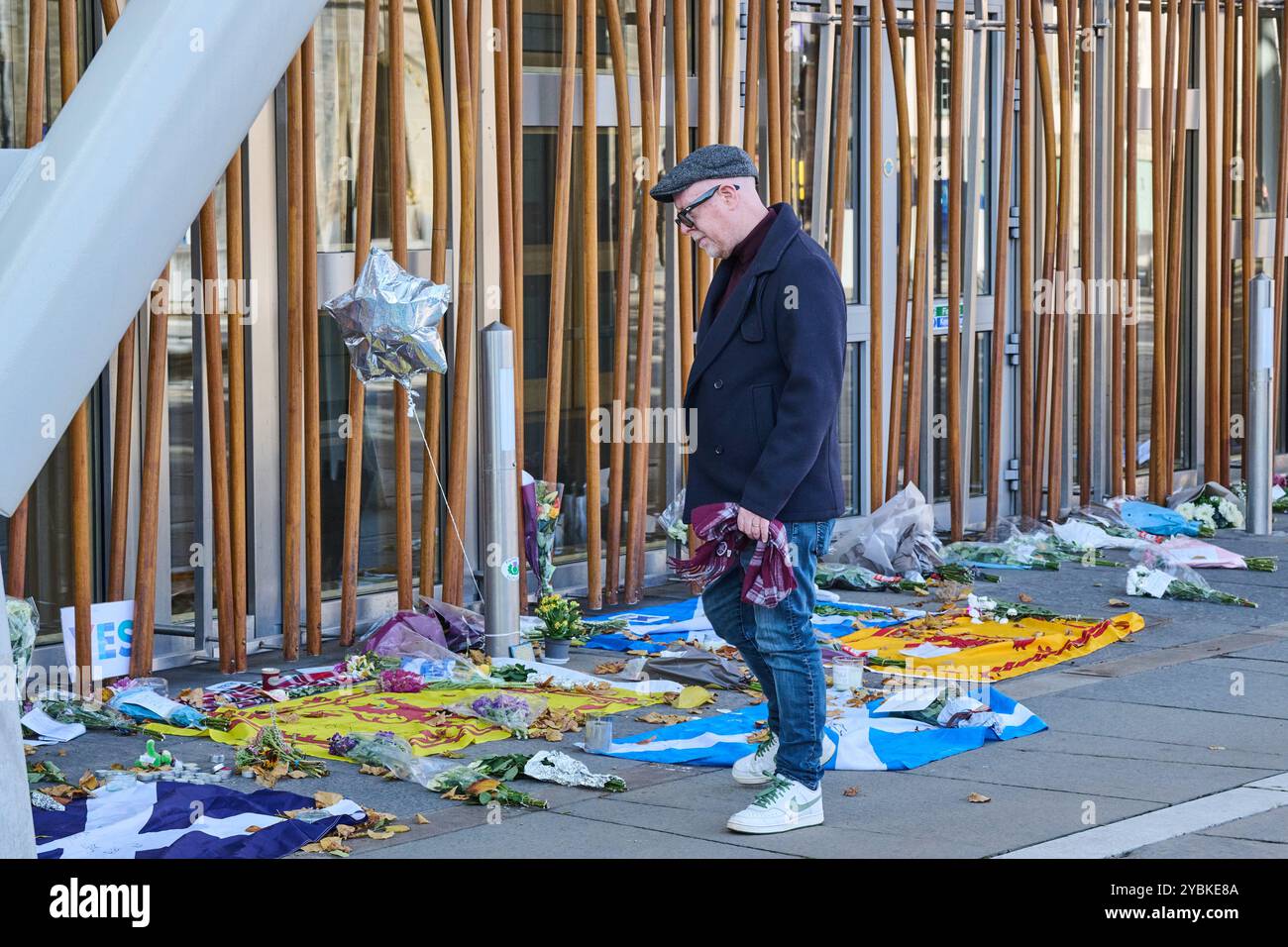 Edimburgo Scozia, Regno Unito 19 ottobre 2024. Tributi lasciati fuori dal Parlamento scozzese dopo la morte dell'ex primo ministro Alex Salmond, accreditano notizie sst/alamy in diretta Foto Stock