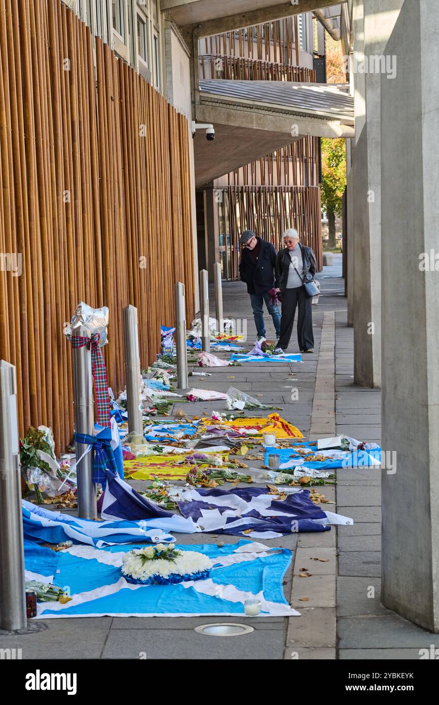 Edimburgo Scozia, Regno Unito 19 ottobre 2024. Tributi lasciati fuori dal Parlamento scozzese dopo la morte dell'ex primo ministro Alex Salmond, accreditano notizie sst/alamy in diretta Foto Stock