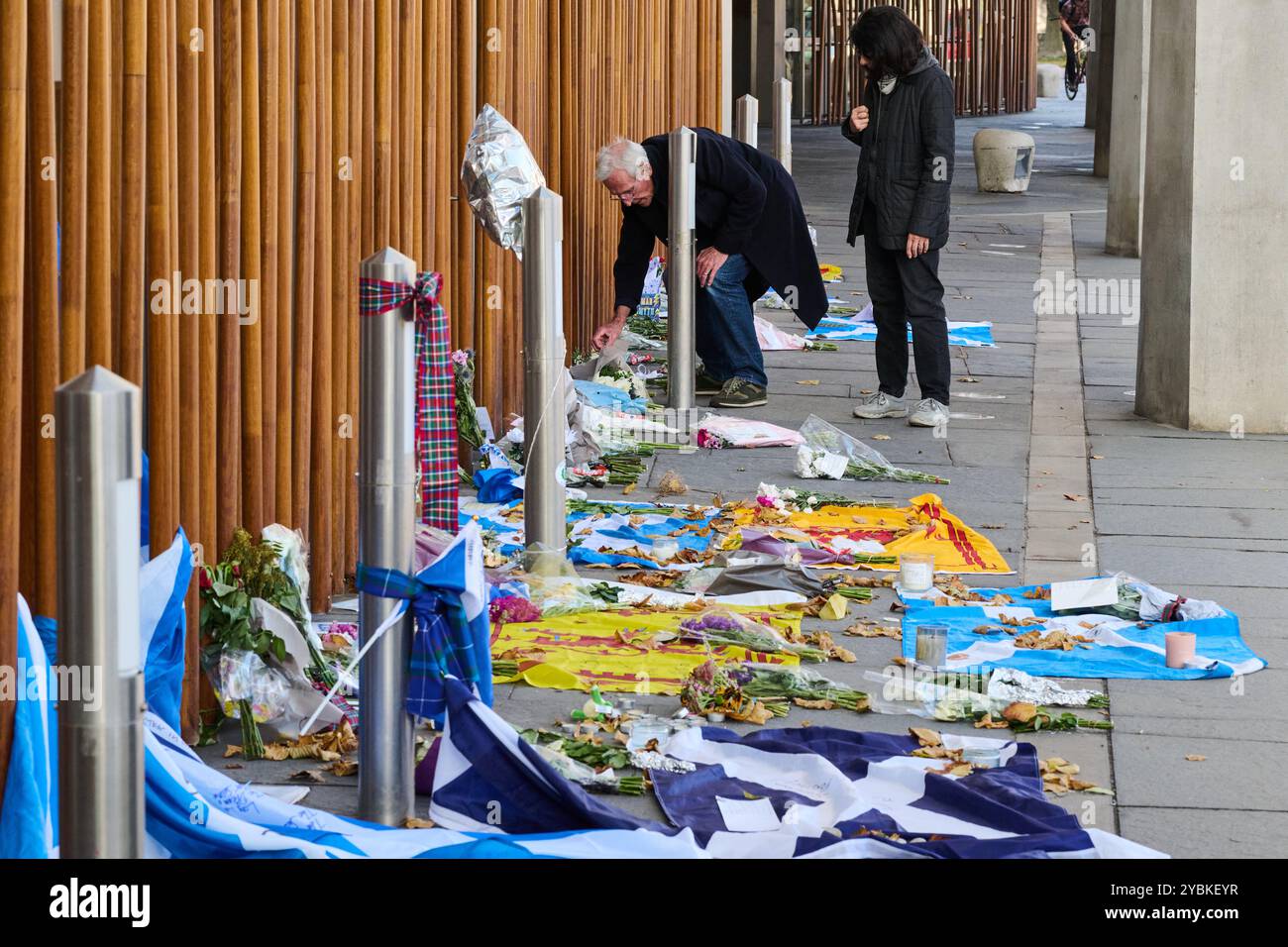 Edimburgo Scozia, Regno Unito 19 ottobre 2024. Tributi lasciati fuori dal Parlamento scozzese dopo la morte dell'ex primo ministro Alex Salmond, accreditano notizie sst/alamy in diretta Foto Stock