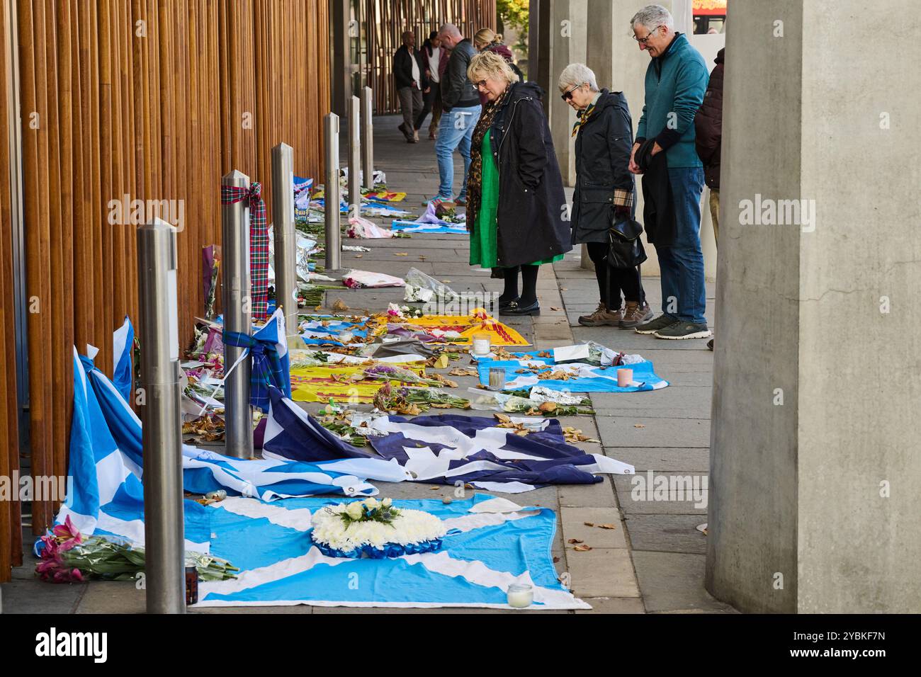 Edimburgo Scozia, Regno Unito 19 ottobre 2024. Tributi lasciati fuori dal Parlamento scozzese dopo la morte dell'ex primo ministro Alex Salmond, accreditano notizie sst/alamy in diretta Foto Stock