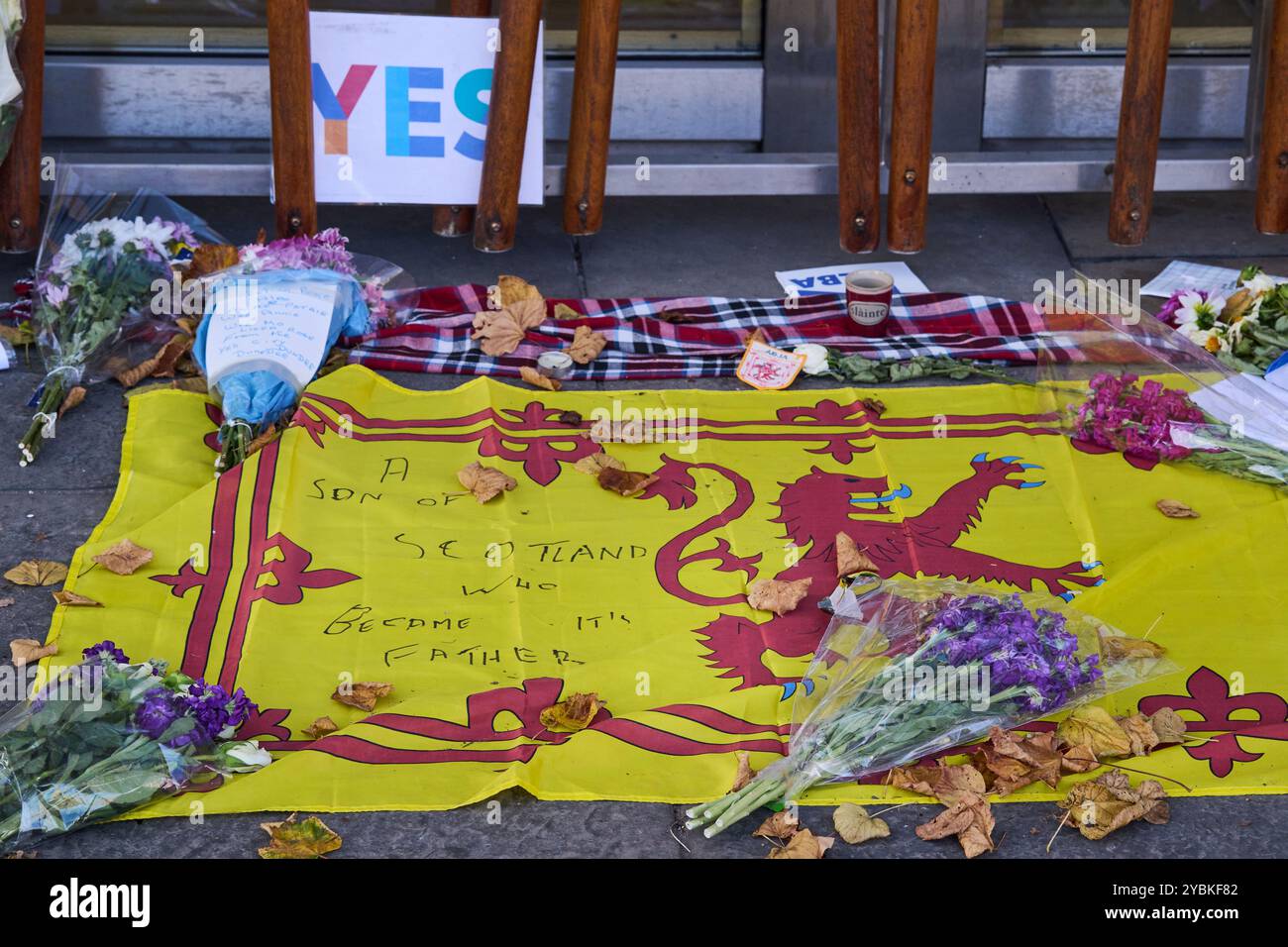 Edimburgo Scozia, Regno Unito 19 ottobre 2024. Tributi lasciati fuori dal Parlamento scozzese dopo la morte dell'ex primo ministro Alex Salmond, accreditano notizie sst/alamy in diretta Foto Stock