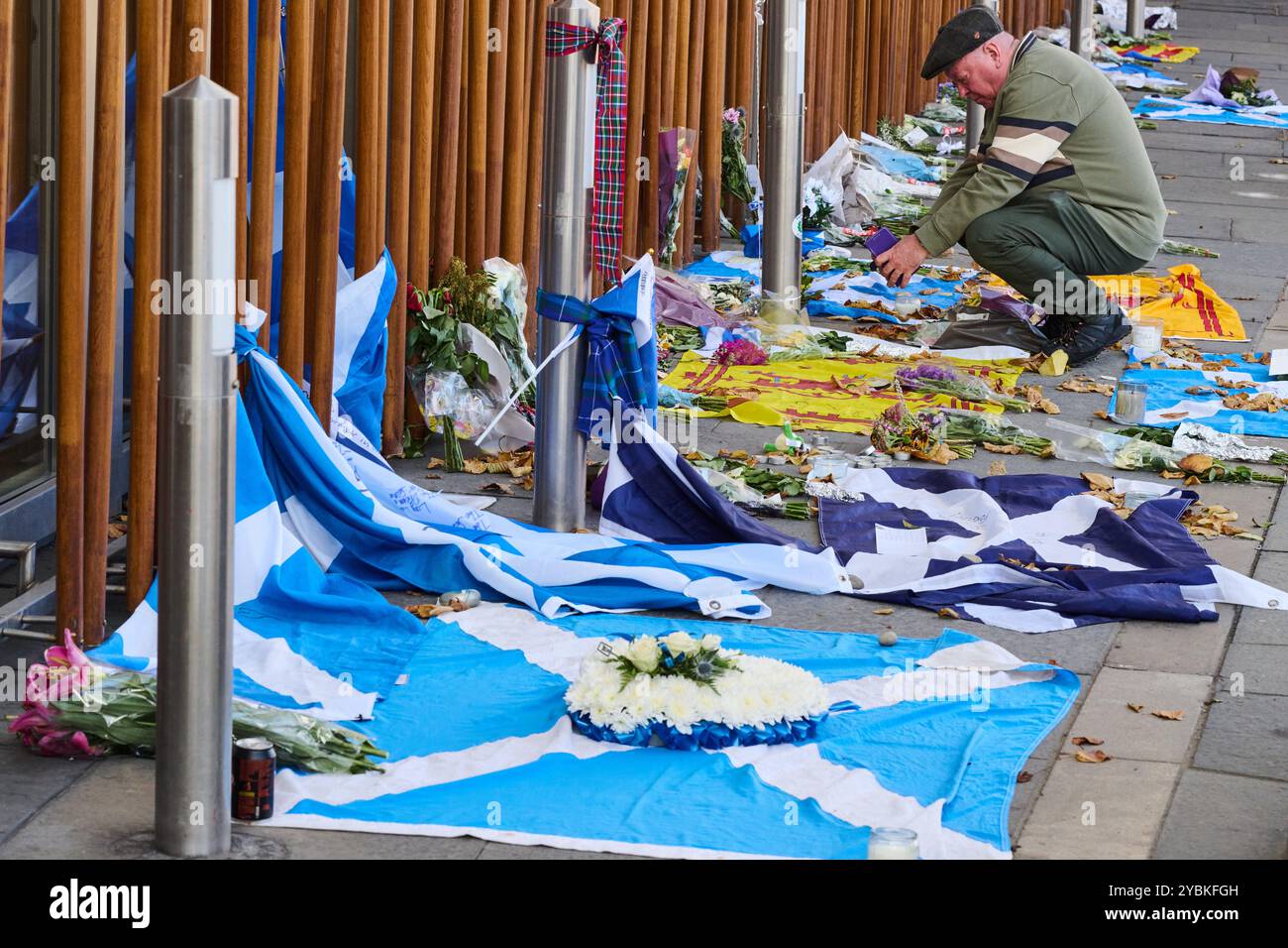 Edimburgo Scozia, Regno Unito 19 ottobre 2024. Tributi lasciati fuori dal Parlamento scozzese dopo la morte dell'ex primo ministro Alex Salmond, accreditano notizie sst/alamy in diretta Foto Stock