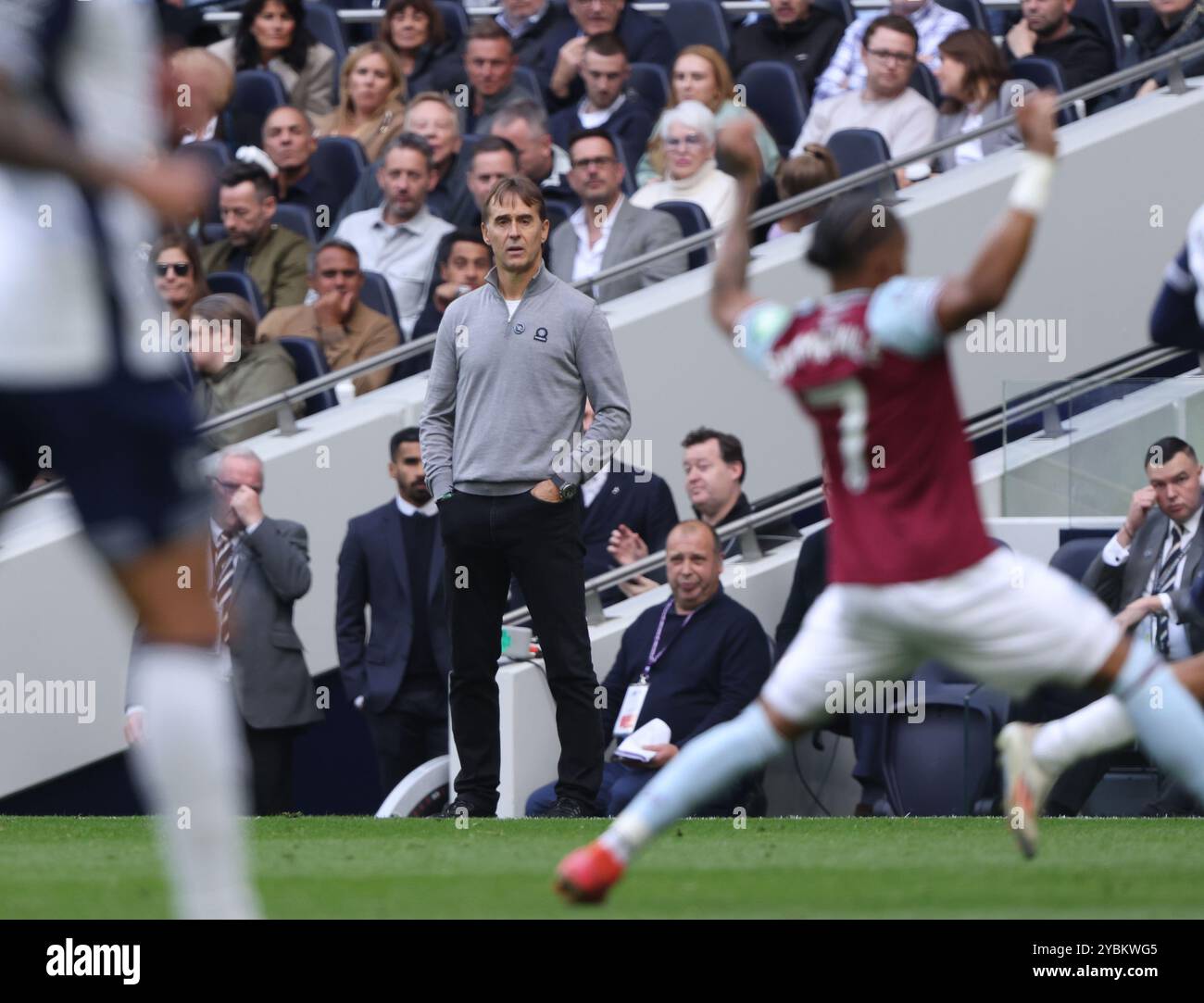 Londra, Regno Unito. 19 ottobre 2024. Julien Lopetegui (manager del West Ham) al Tottenham Hotspur contro West Ham United EPL match, al Tottenham Hotspur Stadium di Londra, Regno Unito il 19 ottobre 2024. Crediti: Paul Marriott/Alamy Live News Foto Stock