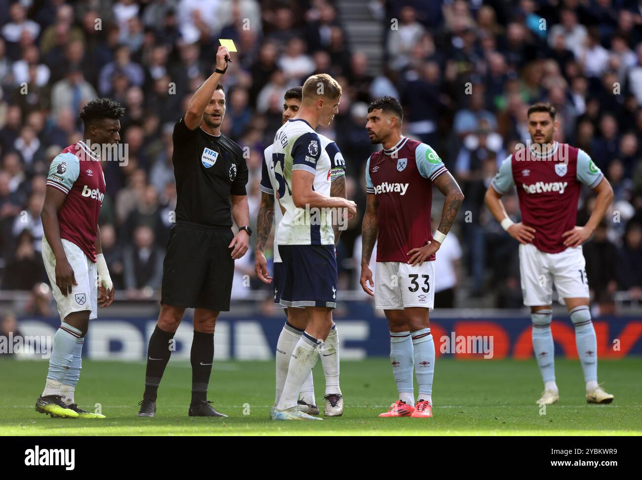 Londra, Regno Unito. 19 ottobre 2024. L'arbitro Andrew Madley dà un cartellino giallo a Micky van de Ven (TH) prima di controllare il monitor VAR e scambiare un cartellino giallo dato a Mohammed Kudus (WHU) con un cartellino rosso, e manda Mohammed Kudus (WHU) alla partita Tottenham Hotspur contro West Ham United EPL, allo stadio Tottenham Hotspur di Londra, Regno Unito il 19 ottobre 2024. Crediti: Paul Marriott/Alamy Live News Foto Stock