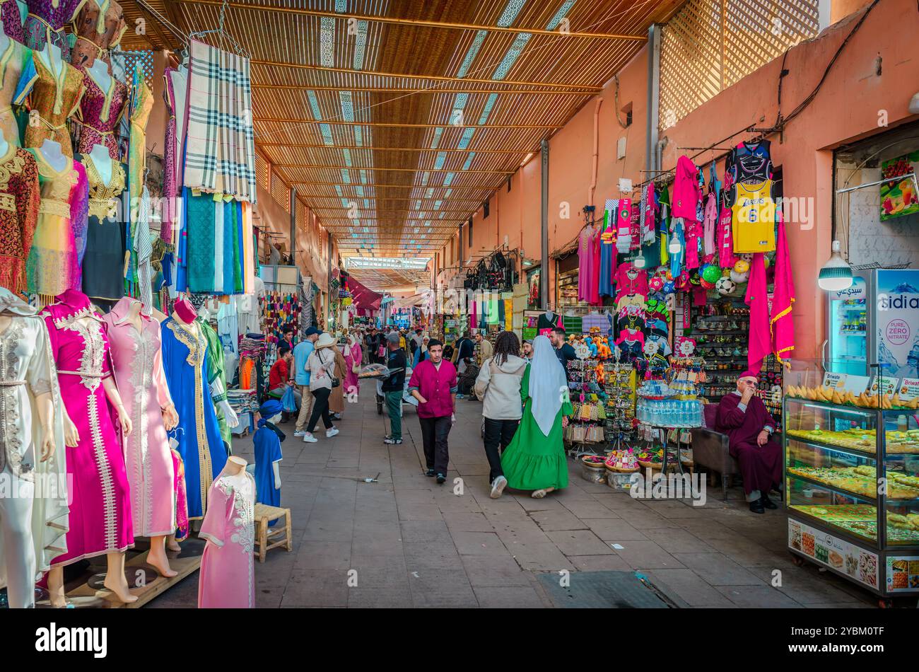 Marrakech, Marocco - 18 febbraio 2024: Vista del suk di Jemaa el-Fnaa, la famosa piazza del quartetto medina. Foto Stock