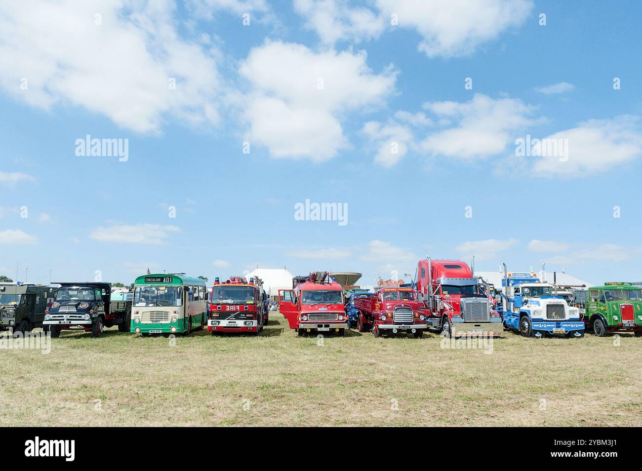 Veicoli classici in fila al Rally Ackworth Classic Vehicle Rally, West Yorkshire, Regno Unito, nel 2005 Foto Stock