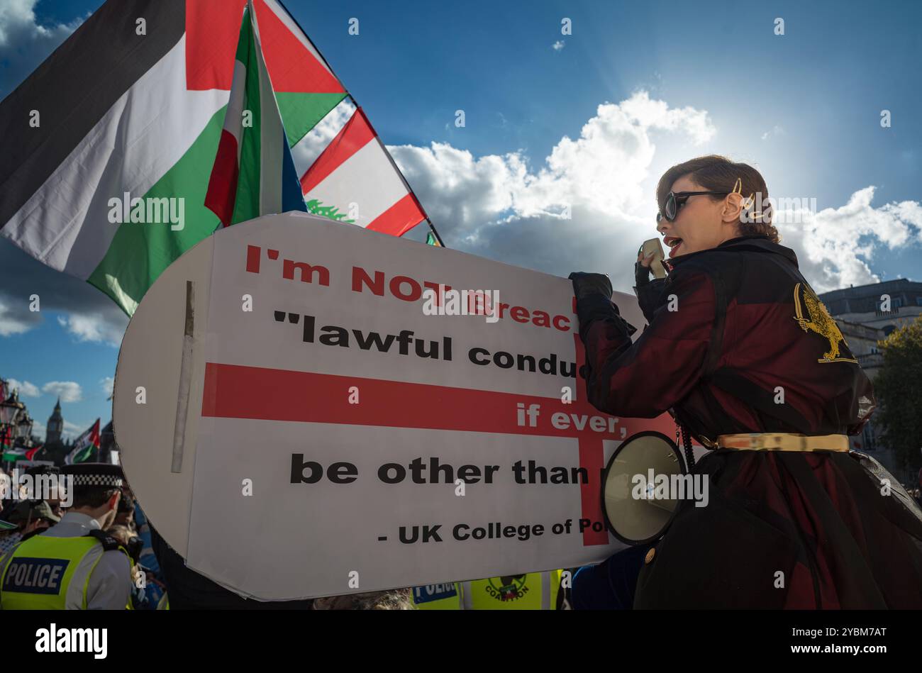 Londra, Regno Unito, 19 ottobre. Elaaheh Jamali, alias LilyMoo, un iraniano conduce una contro-protesta contro la manifestazione pro Palestine, Hamas e Hezbollah a Trafalgar Square Londra. (Tennessee Jones - Alamy Live News) Foto Stock