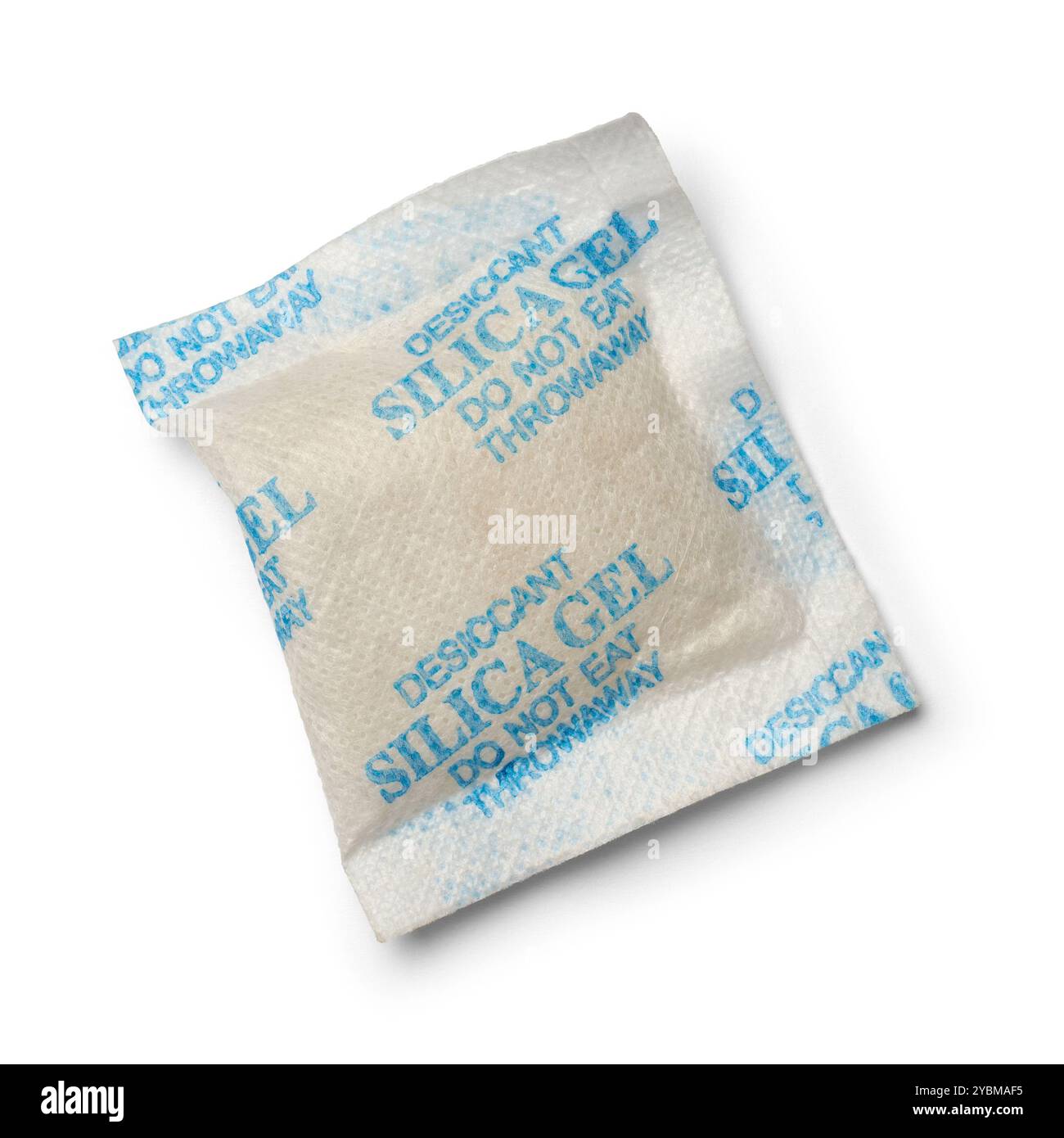 pacchetto di gel di silice essiccante fondo bianco isolato, riempito con perline di biossido di silicio che assorbono l'umidità dall'aria, in primo piano Foto Stock