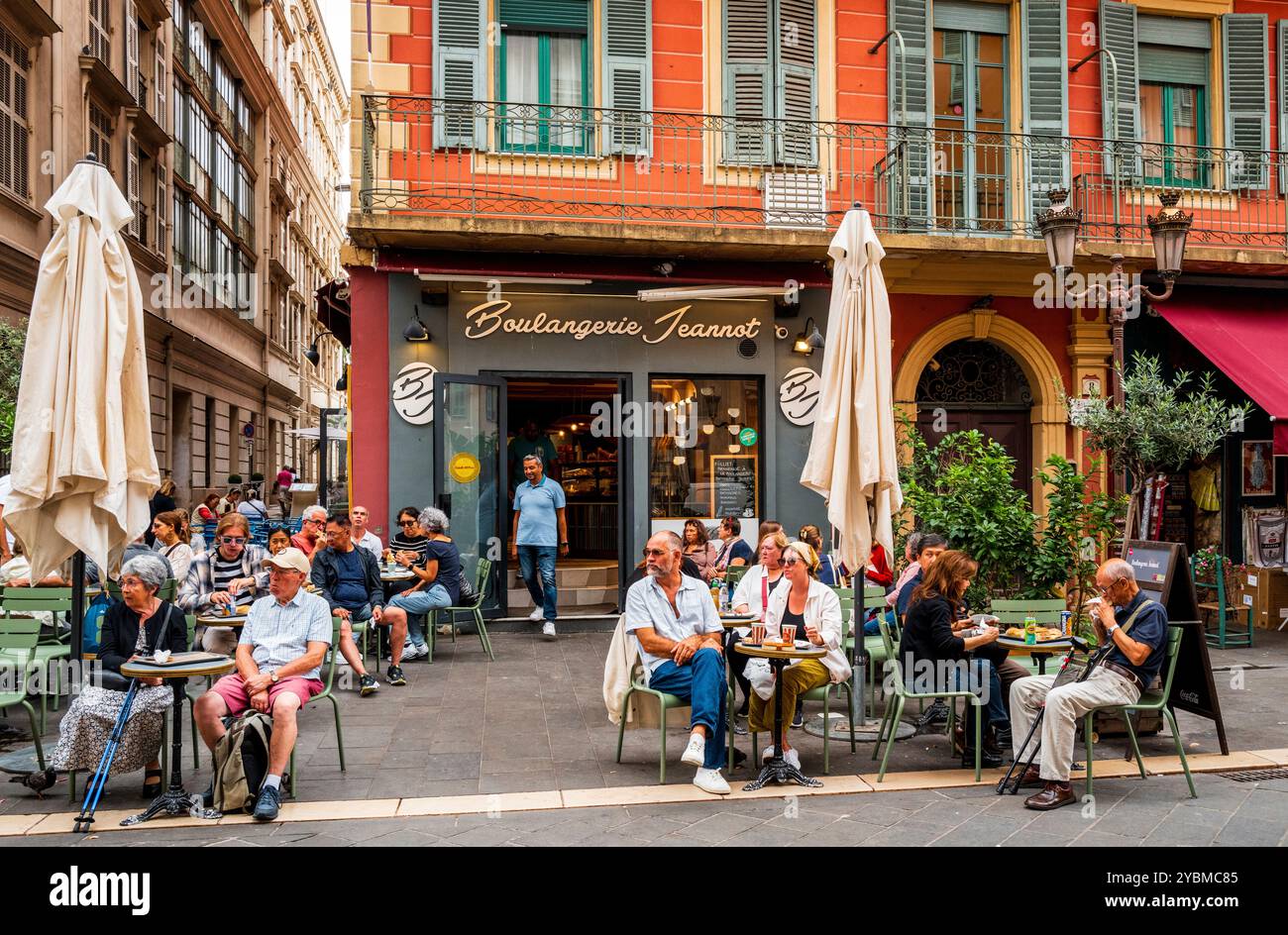 Scena di strada nella città vecchia, Nizza, Francia Foto Stock