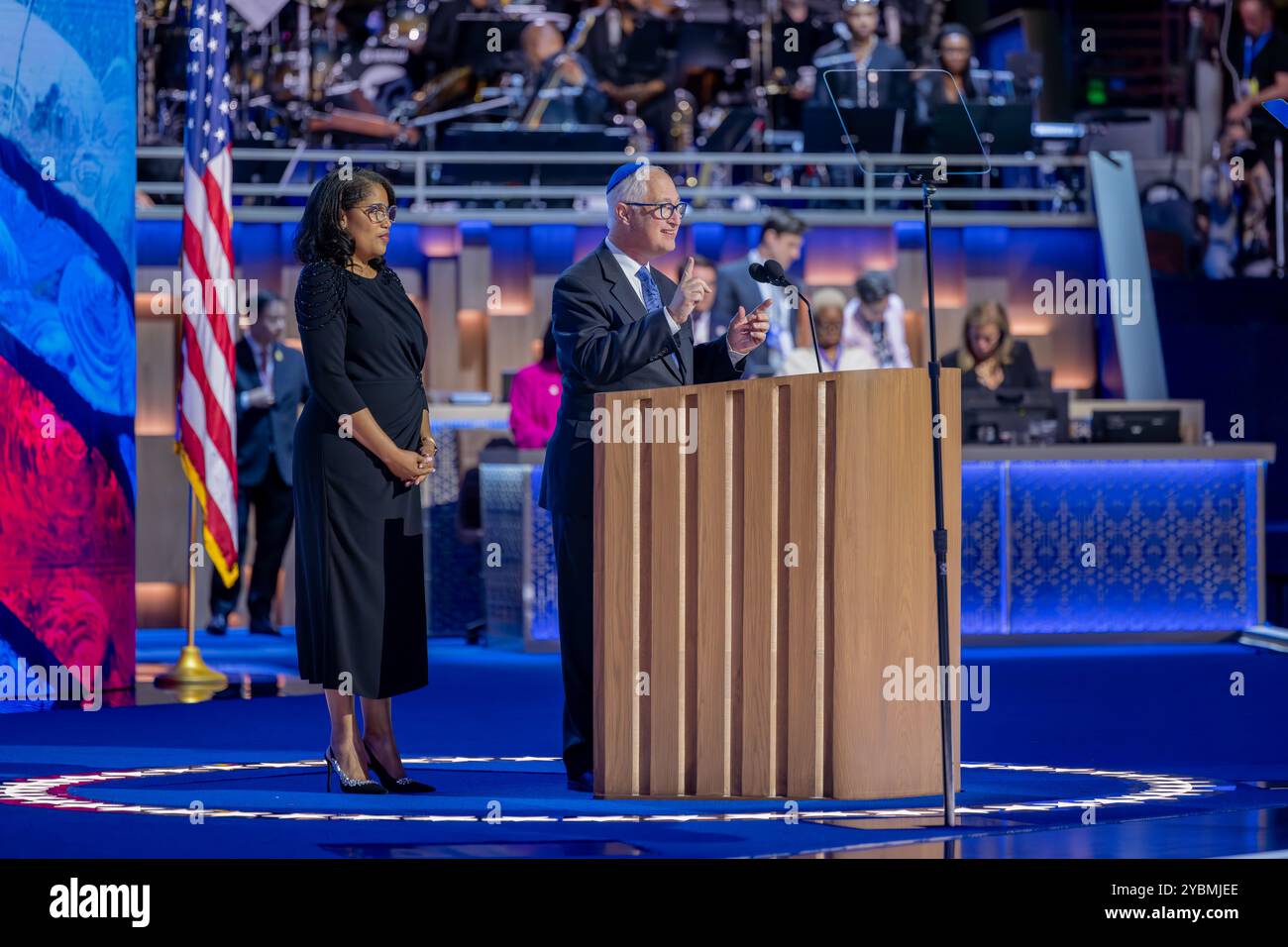 CHICAGO, Illinois - 19 agosto 2024: Il pastore Cindy Rudolph e il rabbino Michael Beals offrono una benedizione alla Convention nazionale democratica del 2024. Foto Stock