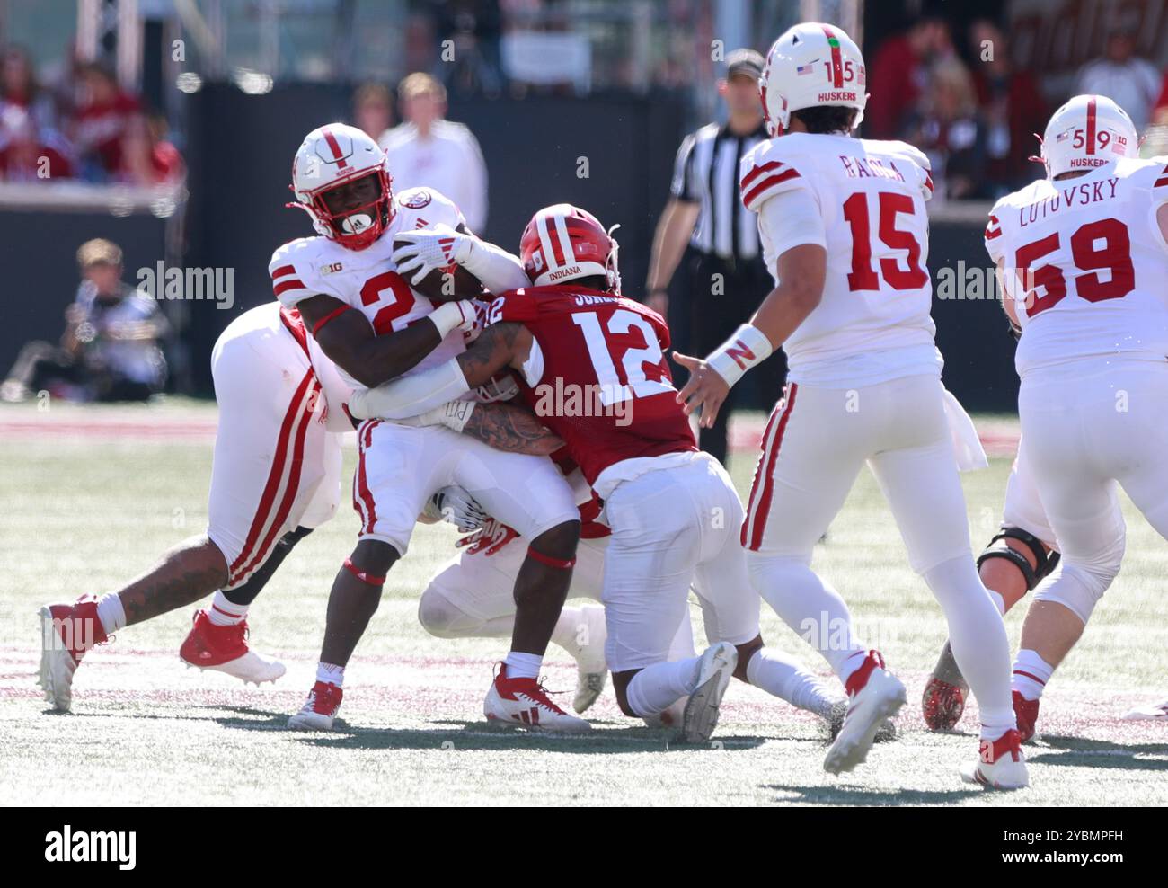 Bloomington, Stati Uniti. 19 ottobre 2024. BLOOMINGTON, INDIANA - 19 OTTOBRE: Il defensive back degli Indiana Hoosiers Terry Jones Jr. (12) affronta il Nebraska durante una partita di football della NCAA il 19 ottobre 2024 al Memorial Stadium di Bloomington, Indiana. ( Crediti: Jeremy Hogan/Alamy Live News Foto Stock