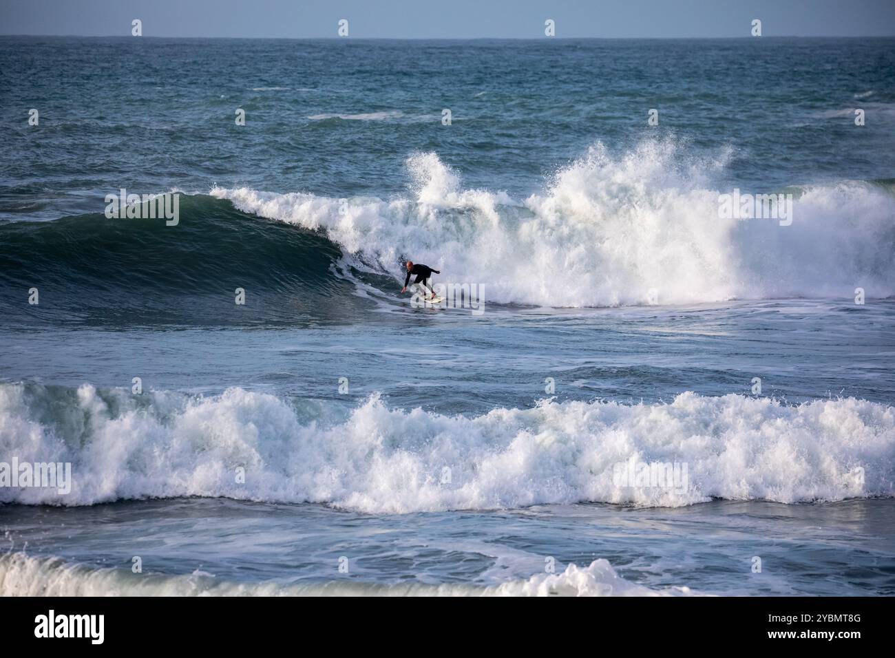 Portreath, Cornovaglia, 19 ottobre 2024, la gente era fuori per una passeggiata serale sulla spiaggia di Portreath, Cornovaglia. Il cielo era azzurro, con un sole splendente e il 13° C, che ha fatto un bel cambiamento dopo tutte le recenti precipitazioni. Il mare era agitato dopo i venti recenti e davanti alla tempesta Ashley. Crediti: Keith Larby/Alamy Live News Foto Stock