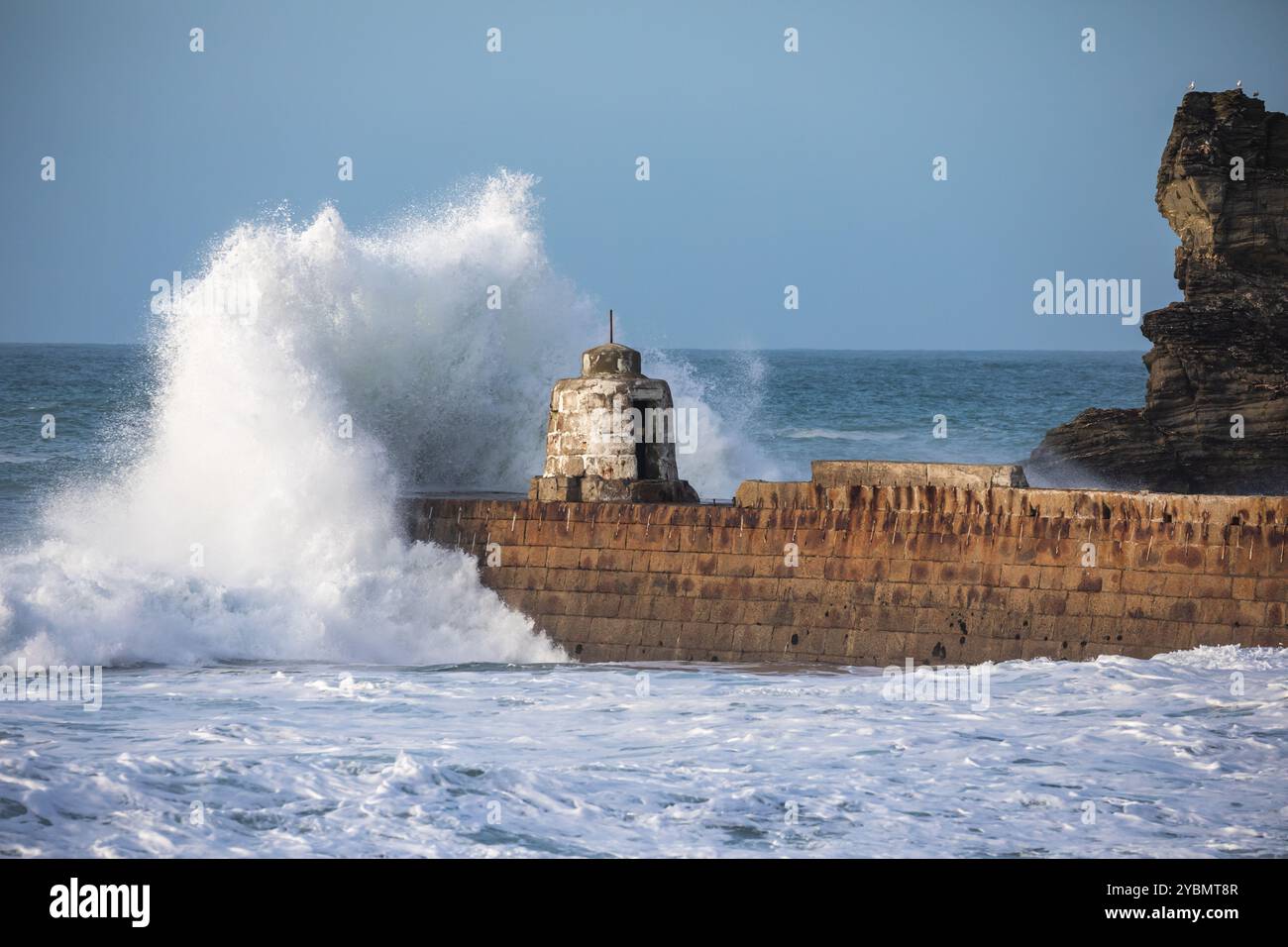 Portreath, Cornovaglia, 19 ottobre 2024, la gente era fuori per una passeggiata serale sulla spiaggia di Portreath, Cornovaglia. Il cielo era azzurro, con un sole splendente e il 13° C, che ha fatto un bel cambiamento dopo tutte le recenti precipitazioni. Il mare era agitato dopo i venti recenti e davanti alla tempesta Ashley. Crediti: Keith Larby/Alamy Live News Foto Stock