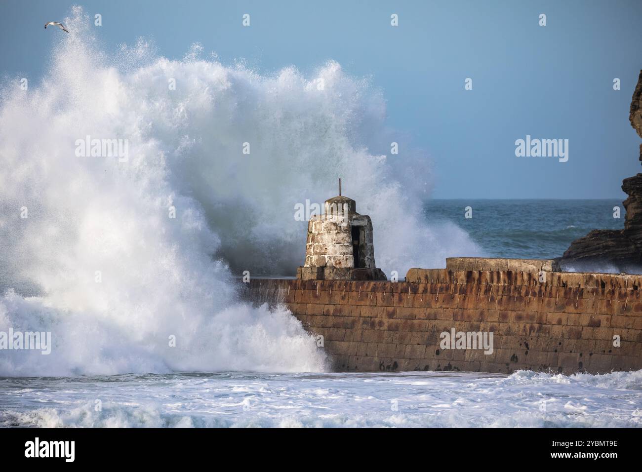 Portreath, Cornovaglia, 19 ottobre 2024, la gente era fuori per una passeggiata serale sulla spiaggia di Portreath, Cornovaglia. Il cielo era azzurro, con un sole splendente e il 13° C, che ha fatto un bel cambiamento dopo tutte le recenti precipitazioni. Il mare era agitato dopo i venti recenti e davanti alla tempesta Ashley. Crediti: Keith Larby/Alamy Live News Foto Stock