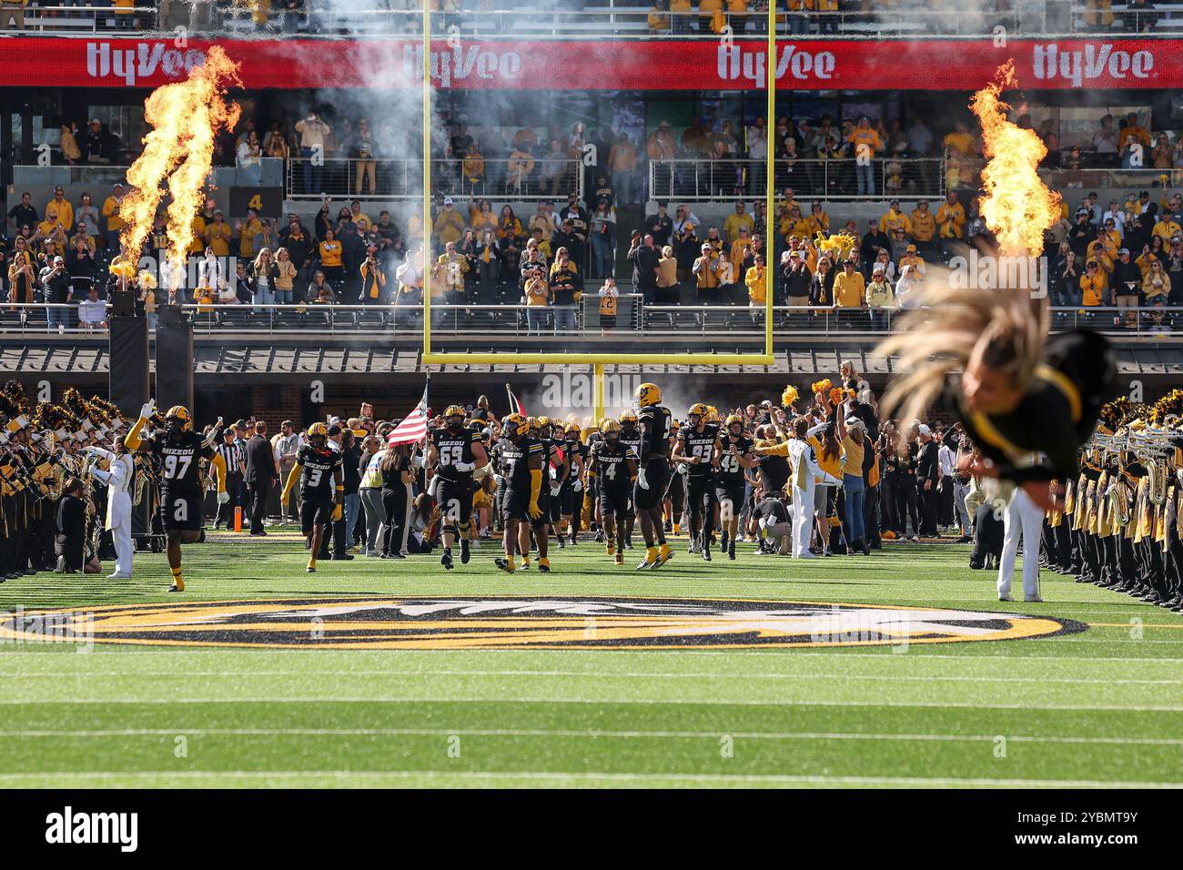 Columbia, Missouri, Stati Uniti. 19 ottobre 2024. I Missouri Tigers vanno in campo per la loro partita contro gli Auburn Tigers al Memorial Stadium di Columbia, Missouri. David Smith/CSM/Alamy Live News Foto Stock