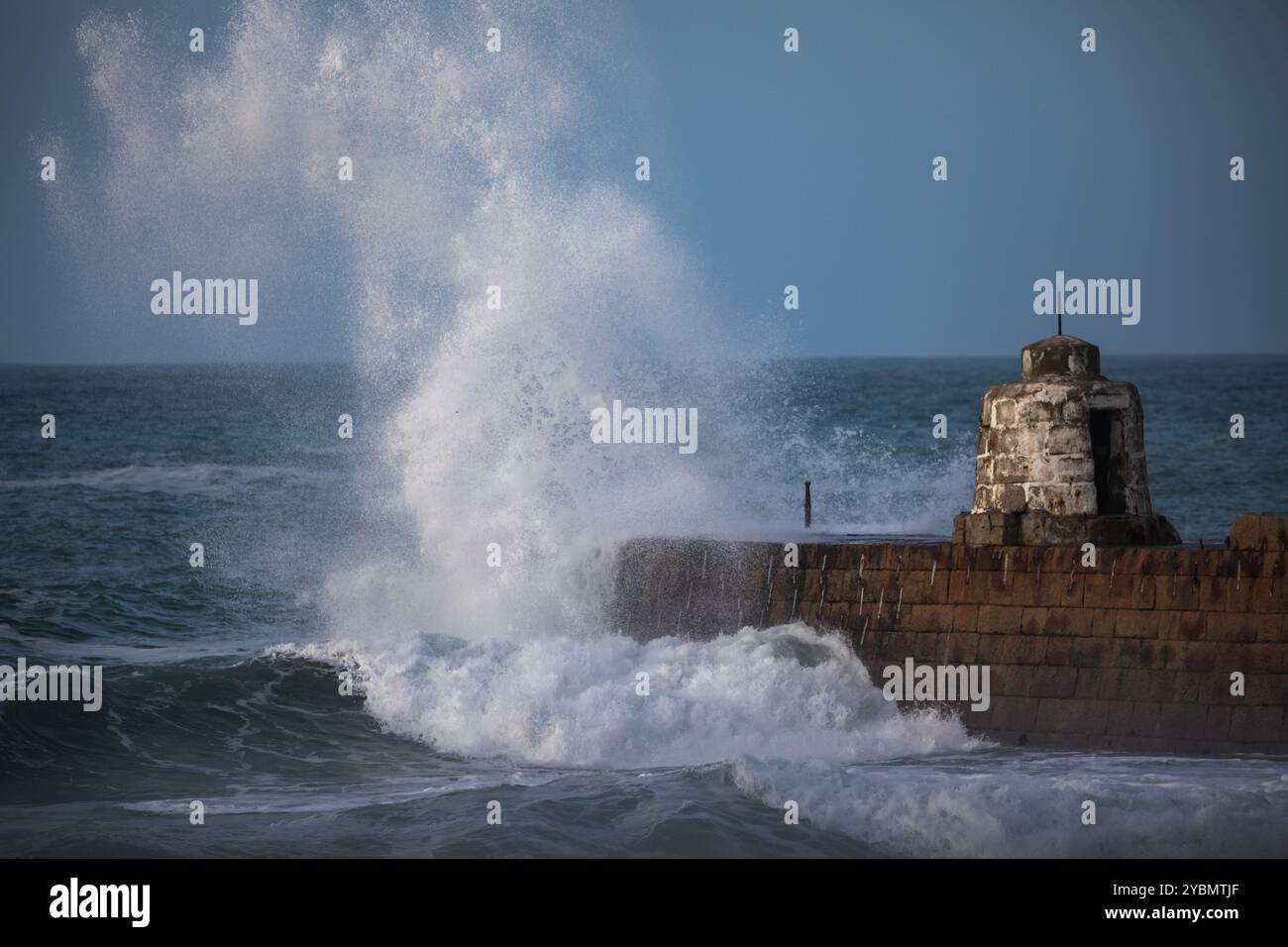 Portreath, Cornovaglia, 19 ottobre 2024, la gente era fuori per una passeggiata serale sulla spiaggia di Portreath, Cornovaglia. Il cielo era azzurro, con un sole splendente e il 13° C, che ha fatto un bel cambiamento dopo tutte le recenti precipitazioni. Il mare era agitato dopo i venti recenti e davanti alla tempesta Ashley. Crediti: Keith Larby/Alamy Live News Foto Stock