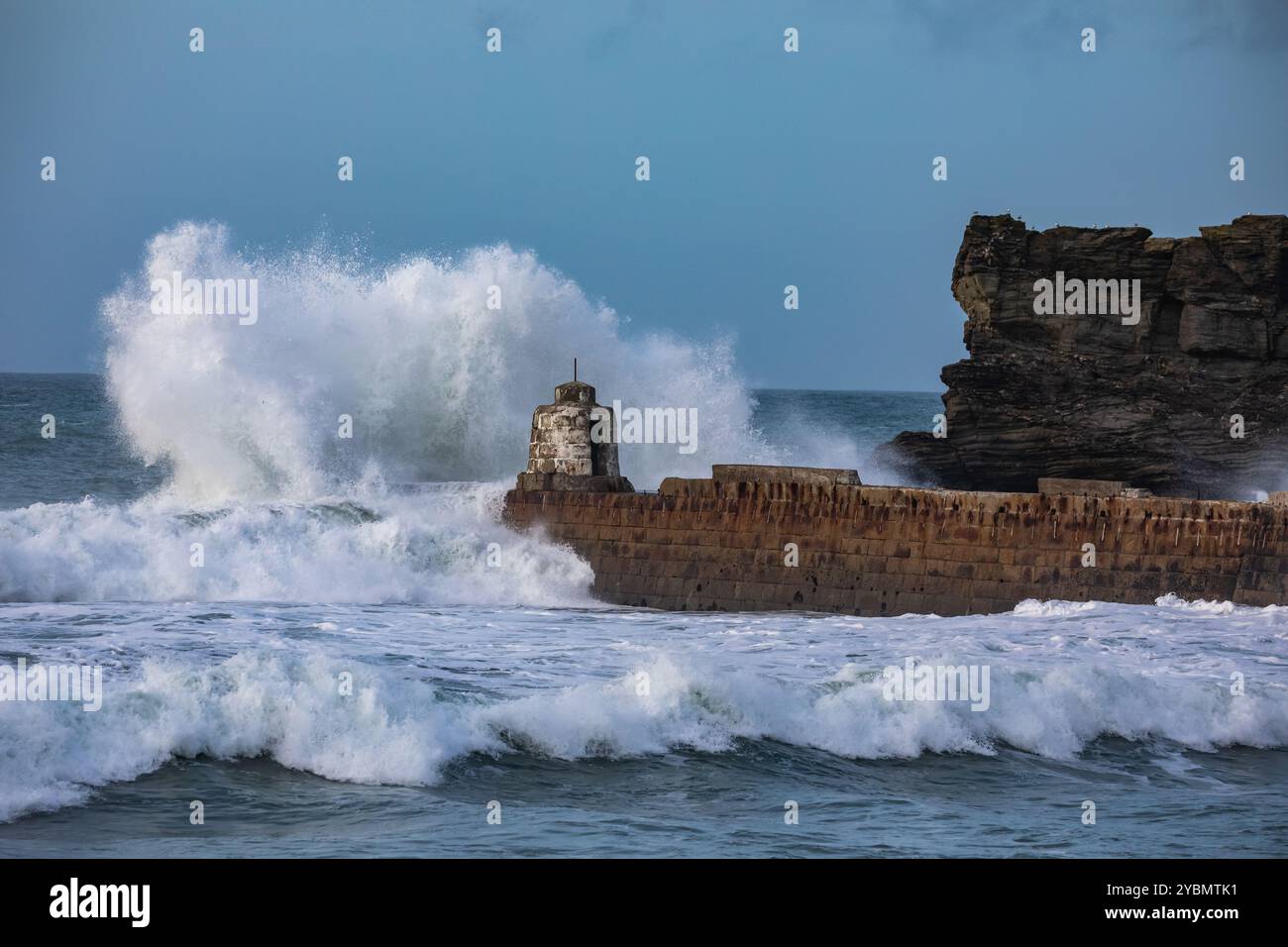 Portreath, Cornovaglia, 19 ottobre 2024, la gente era fuori per una passeggiata serale sulla spiaggia di Portreath, Cornovaglia. Il cielo era azzurro, con un sole splendente e il 13° C, che ha fatto un bel cambiamento dopo tutte le recenti precipitazioni. Il mare era agitato dopo i venti recenti e davanti alla tempesta Ashley. Crediti: Keith Larby/Alamy Live News Foto Stock