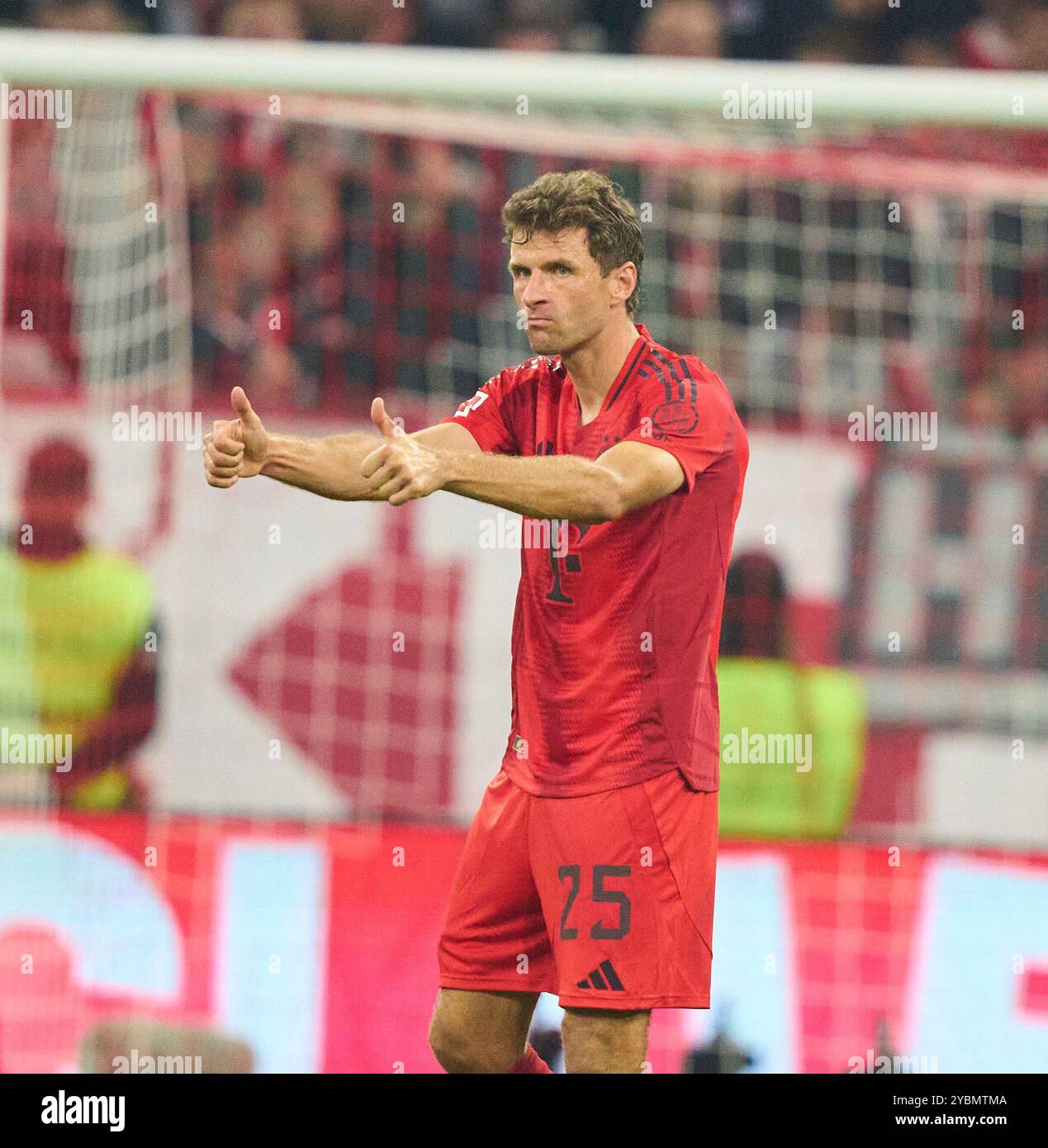 Thomas MUELLER, Mueller, FCB 25 jubel nella partita FC BAYERN MUENCHEN - VFB STUTTGART il 19 ottobre 2024 a Monaco, Germania. Stagione 2024/2025, 1.Bundesliga, FCB, Monaco, giorno 7, 7.Spieltag Photographer: immagini ddp/STAR-images - LE NORMATIVE DFL VIETANO QUALSIASI USO DI FOTOGRAFIE come SEQUENZE DI IMMAGINI e/o QUASI-VIDEO - crediti: ddp media GmbH/Alamy Live News Foto Stock