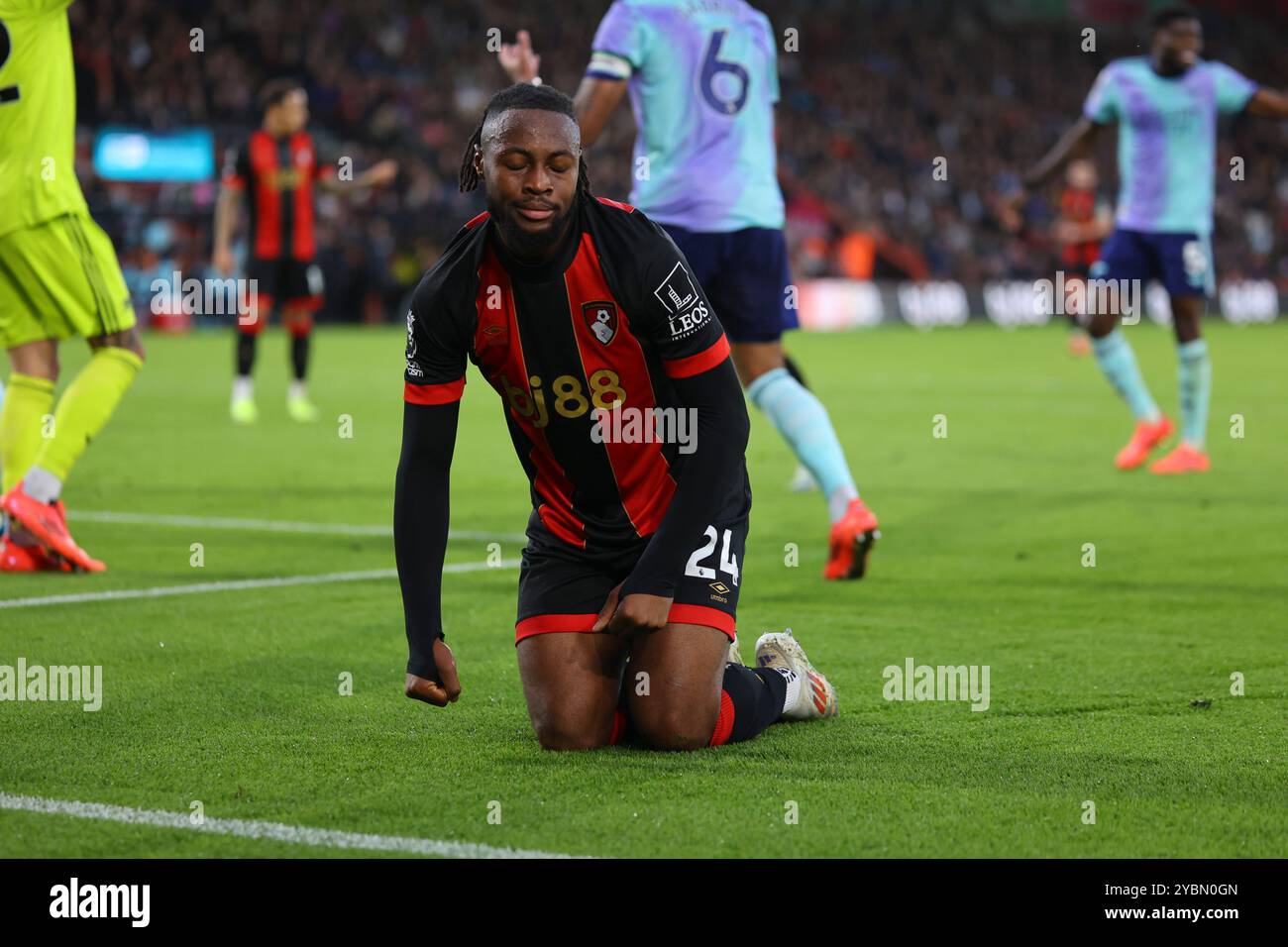 Vitality Stadium, Boscombe, Dorset, Regno Unito. 19 ottobre 2024. Premier League Football, AFC Bournemouth contro Arsenal; Semenyo di Bournemouth tira in goal Credit: Action Plus Sports/Alamy Live News Foto Stock