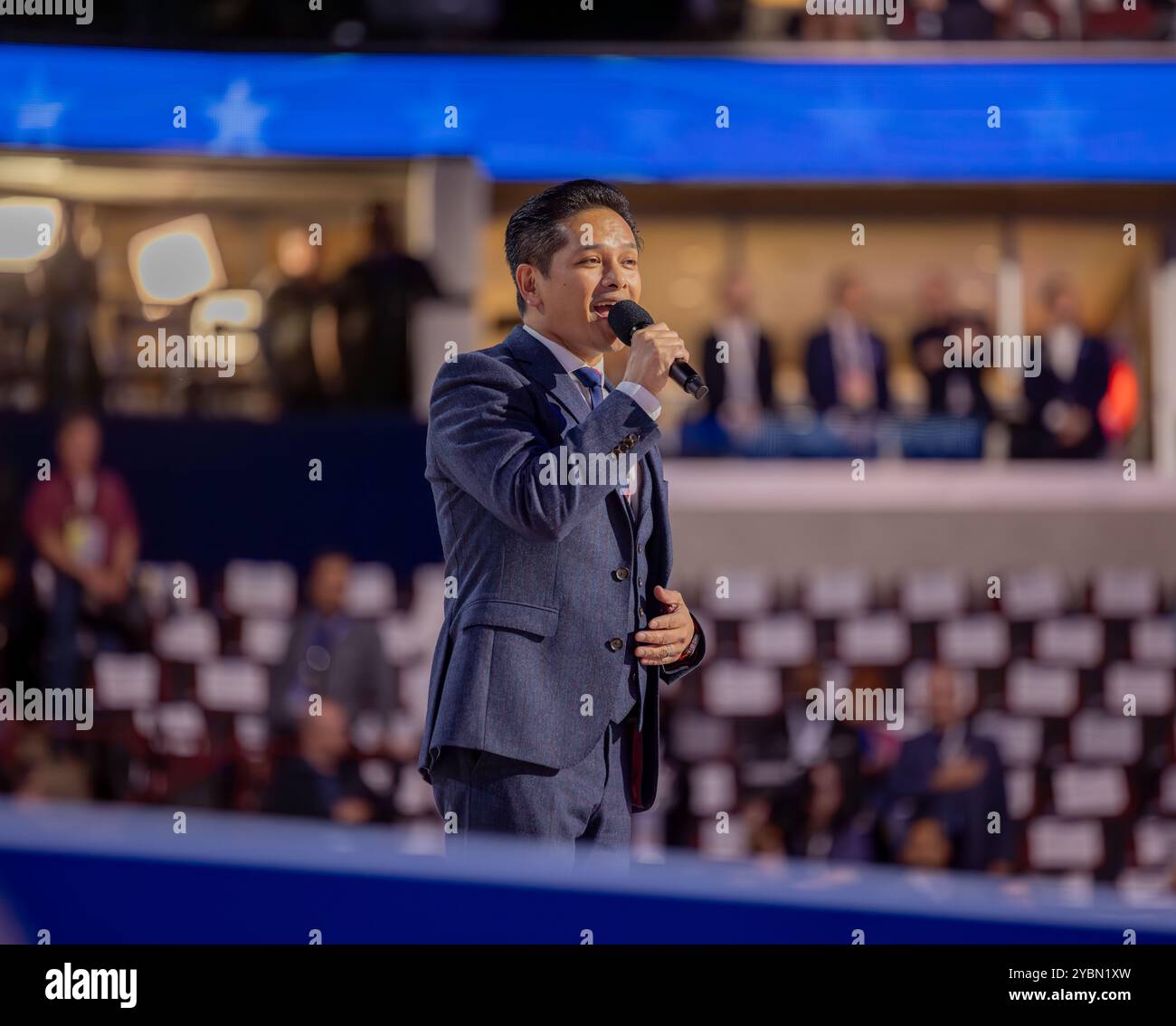 CHICAGO, Ill. - 20 agosto 2024: Aristotele Garcia Byrne esegue il "The Star-Spangled Banner" alla Convention Nazionale Democratica del 2024 a Chicago. Foto Stock