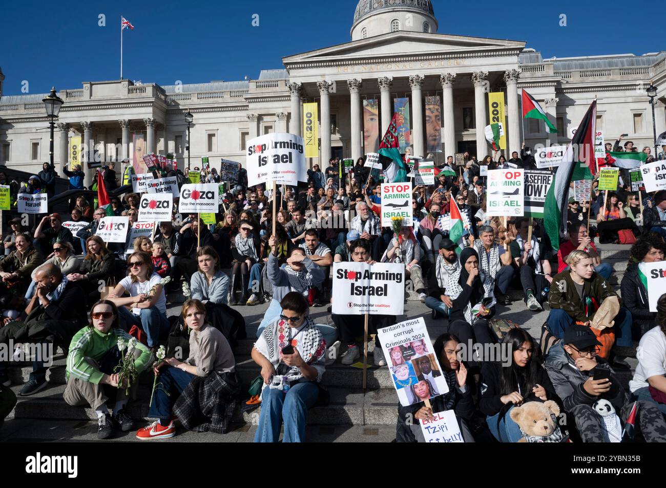 Il 19 ottobre 2024 persone si riuniscono in piazza Trafalgar per protestare a sostegno della Palestina, chiedendo un cessate il fuoco e la fine del bombardamento di Gaza An Foto Stock