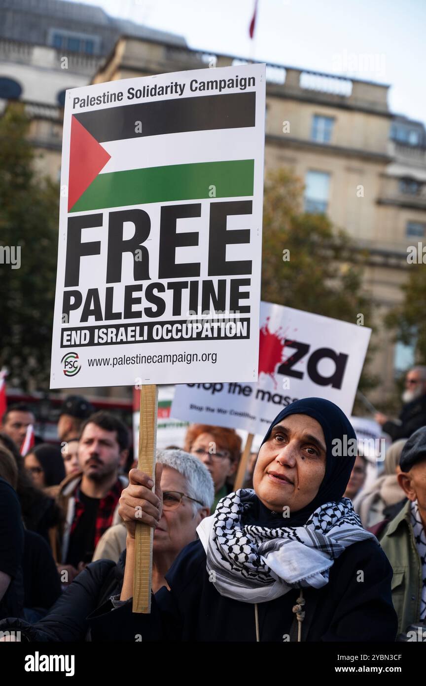 Il 19 ottobre 2024 persone si riuniscono in piazza Trafalgar per protestare a sostegno della Palestina, chiedendo un cessate il fuoco e la fine del bombardamento di Gaza An Foto Stock