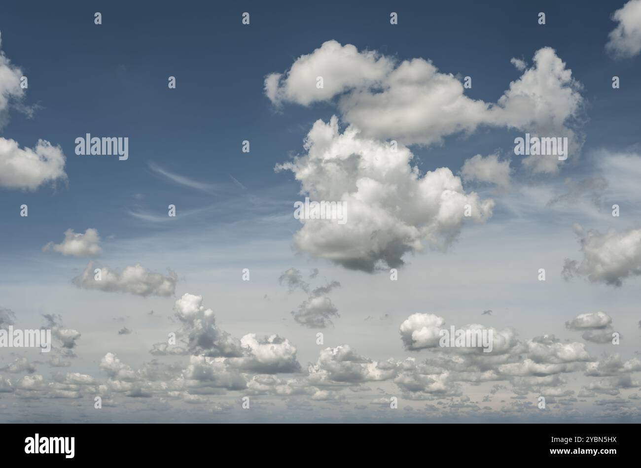 In primavera, le nuvole bianche di cirrus riempiono il cielo fino all'orizzonte. Pianura europea. Foto Stock