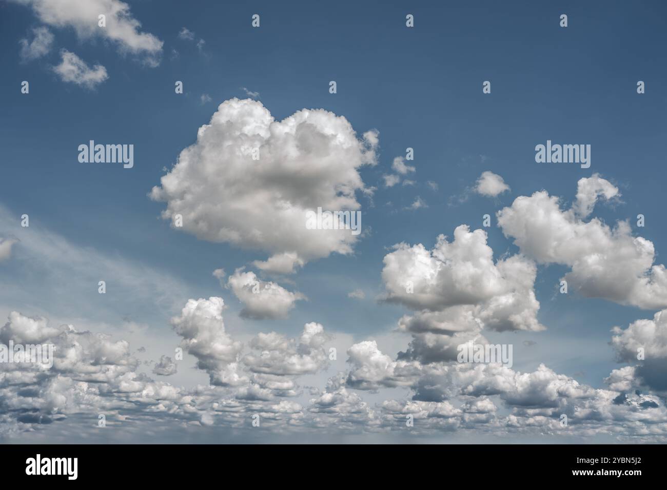 In primavera, le nuvole bianche di cirrus riempiono il cielo fino all'orizzonte. Pianura europea. Foto Stock