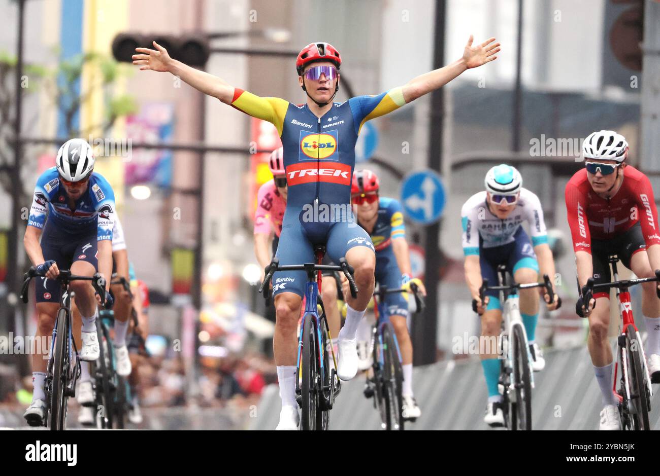 Utsunomiya, Giappone. 18 ottobre 2024. Toms Skujins (C) di Lidl-Trek attraversa il traguardo della Japan Cup Criterium mentre Alastair Mackellar (R) del Team Jayco Alula dell'Australia e Antoine Huby (L) della Francia di Soudal Quick-Step lo seguono a Utsunomiya a Tochigi, 100 km a nord di Tokyo sabato 19 ottobre 2024. Il ciclista lettone Toms Skujins ha vinto la Japan Cup Criterium e l'australiano Alastair Mackellar ha concluso il secondo con il francese Antoine Huby che ha concluso il terzo. (Foto di Yoshio Tsunoda/AFLO) Foto Stock