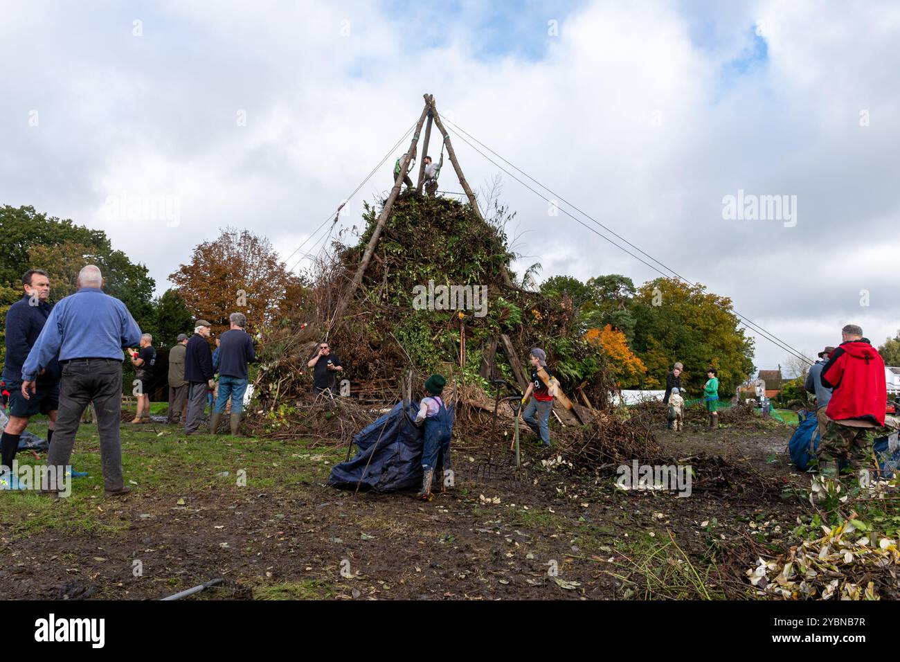 Abitanti del villaggio a Chiddingfold, Surrey, Inghilterra, Regno Unito, costruiscono un falò gigantesco sul verde del villaggio durante l'ottobre 2024. Questo è in preparazione per l'evento annuale di festa serale del falò, completo di spettacolo Guy Fawkes e fuochi d'artificio che si terrà all'inizio di novembre. Foto Stock