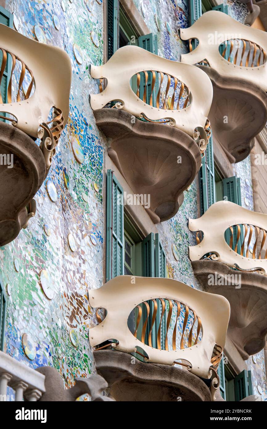 Esterno di Casa Batlló, un edificio nel centro di Barcellona, Spagna, progettato da Antoni Gaudí. Foto Stock