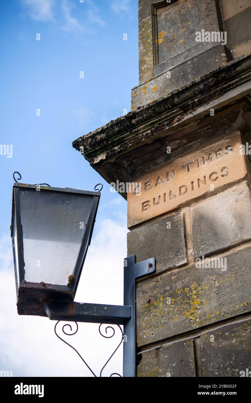 Pietra incisa con edifici Oban Times nell'ex sito degli uffici dei giornali nel centro di Oban, Scozia, Regno Unito Foto Stock