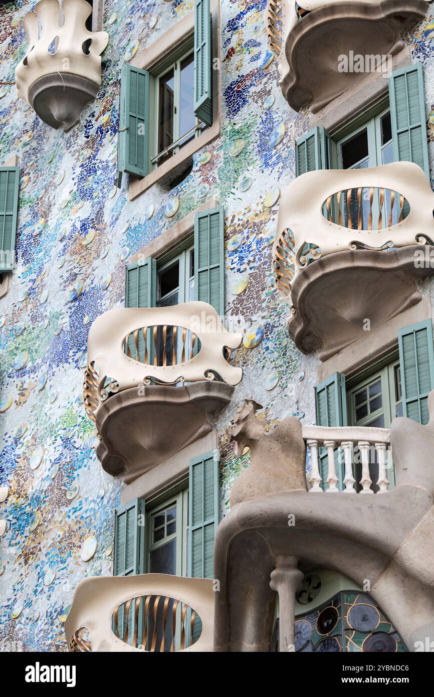 Esterno di Casa Batlló, un edificio nel centro di Barcellona, Spagna, progettato da Antoni Gaudí. Foto Stock