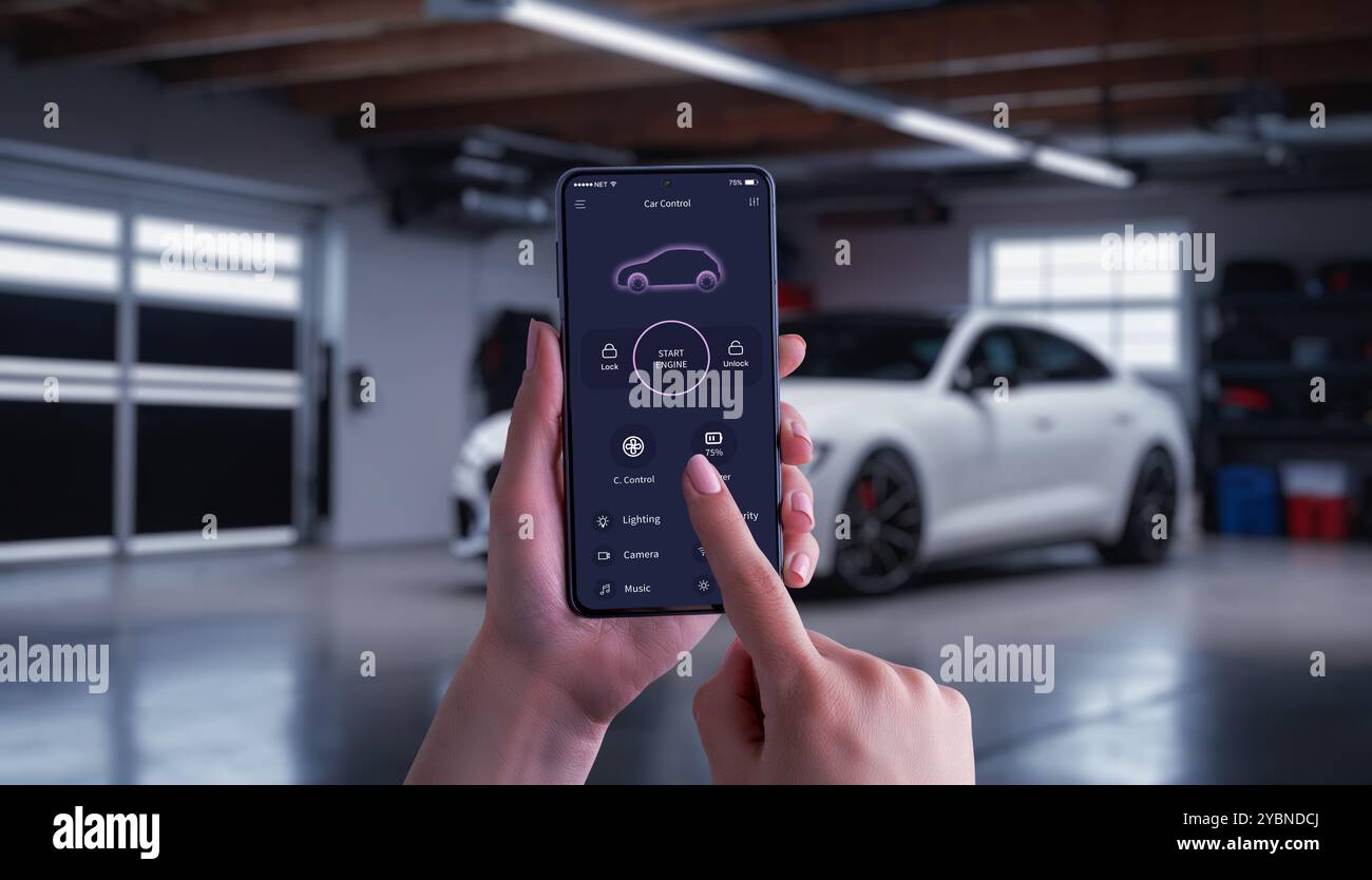 Sbloccare e avviare un'auto con un'app mobile in un garage urbano. Moderna app per auto smart su smartphone, innovativo controllo del veicolo per una città comoda Foto Stock